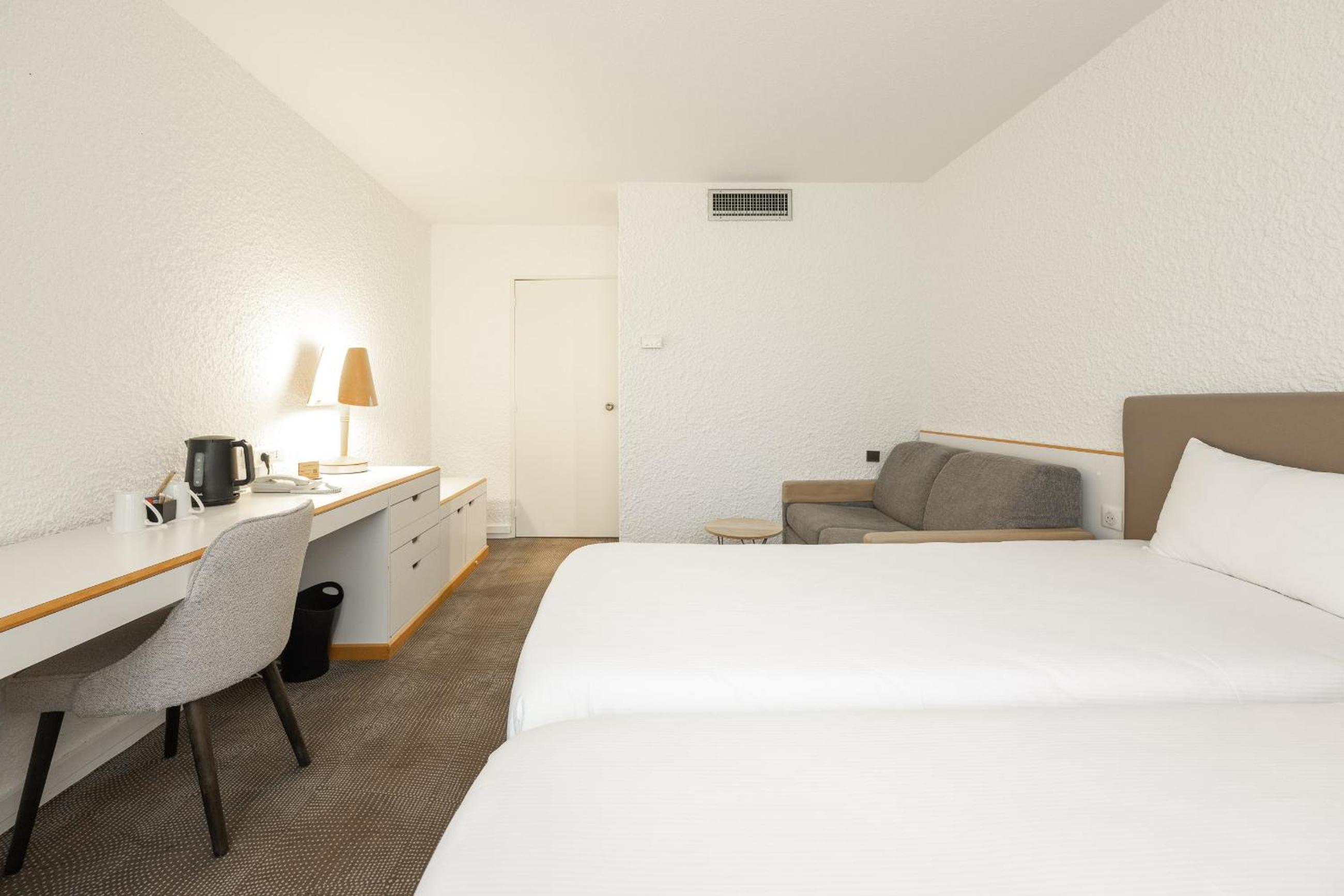 2 Adjacent Rooms