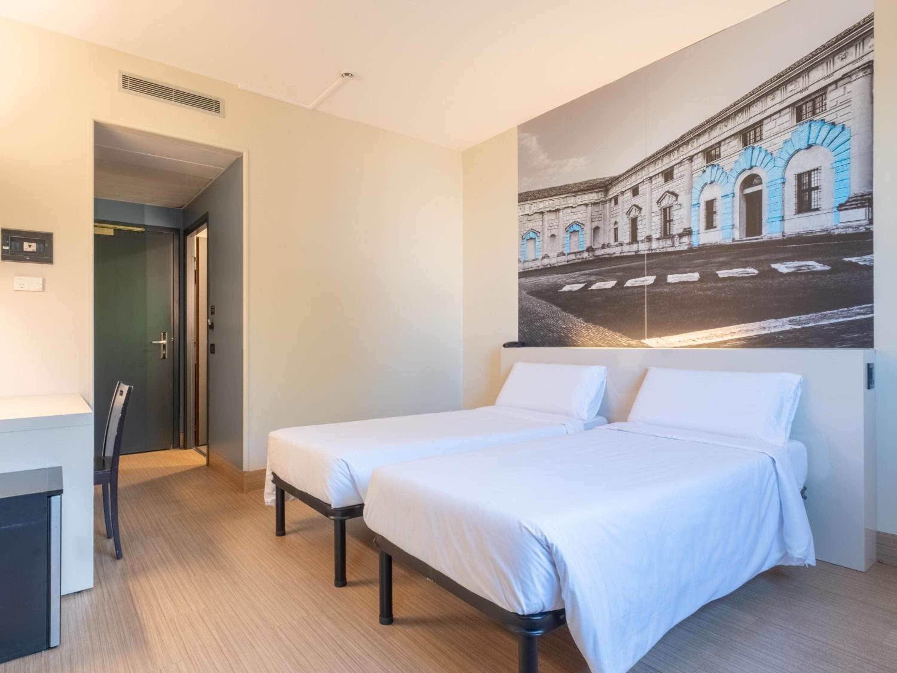 Twin Room - Photo 2