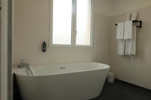 King Suite with Balcony photo 2