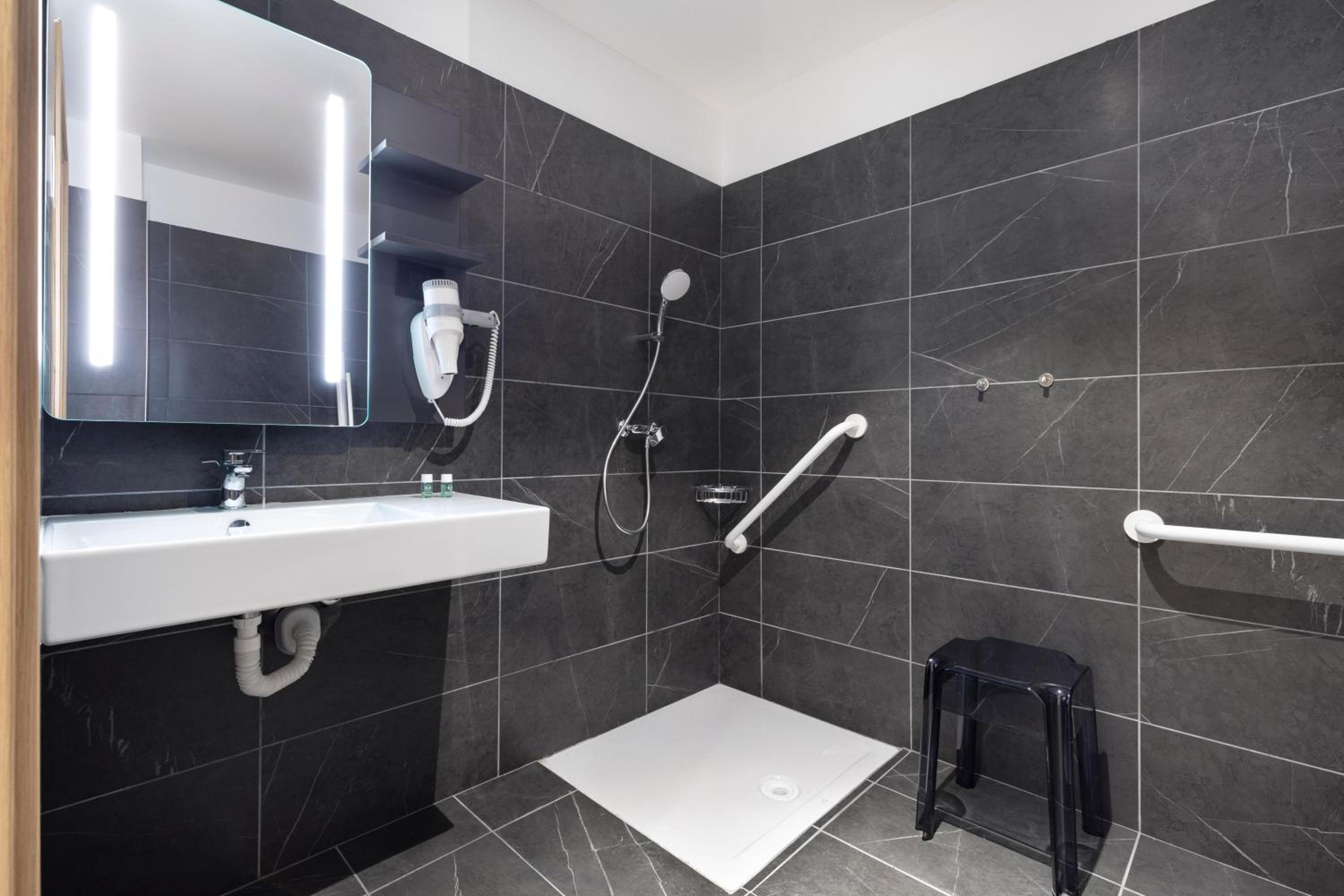 Twin Room - Disability Access - Photo 3