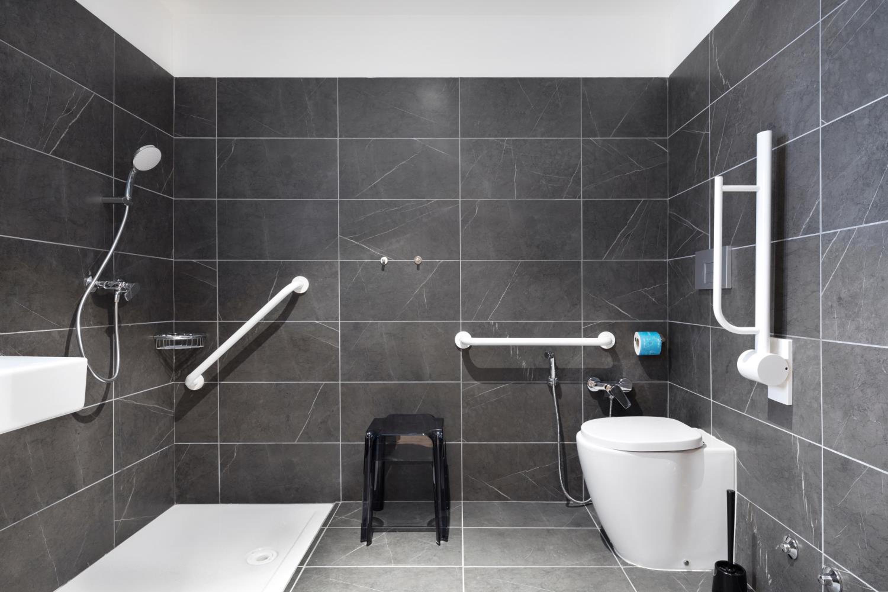 Twin Room - Disability Access - Photo 4