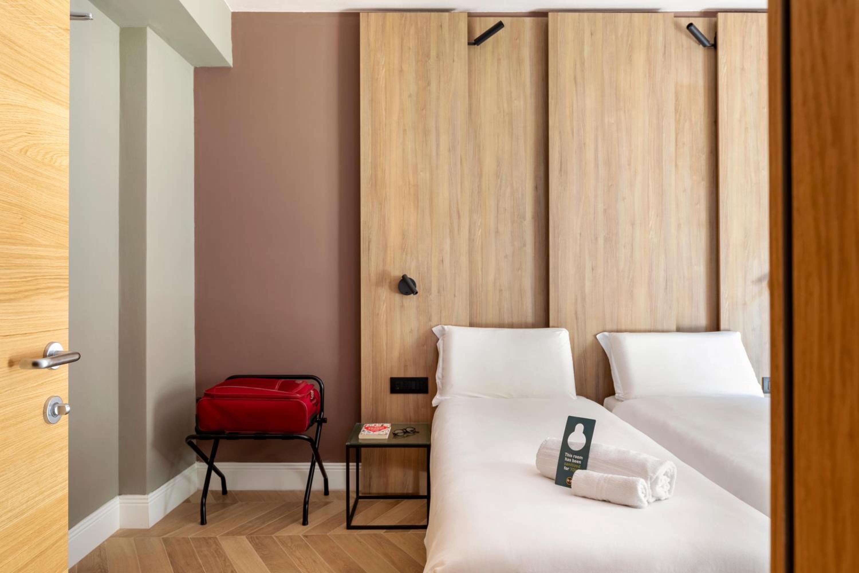 Twin Room - Photo 12