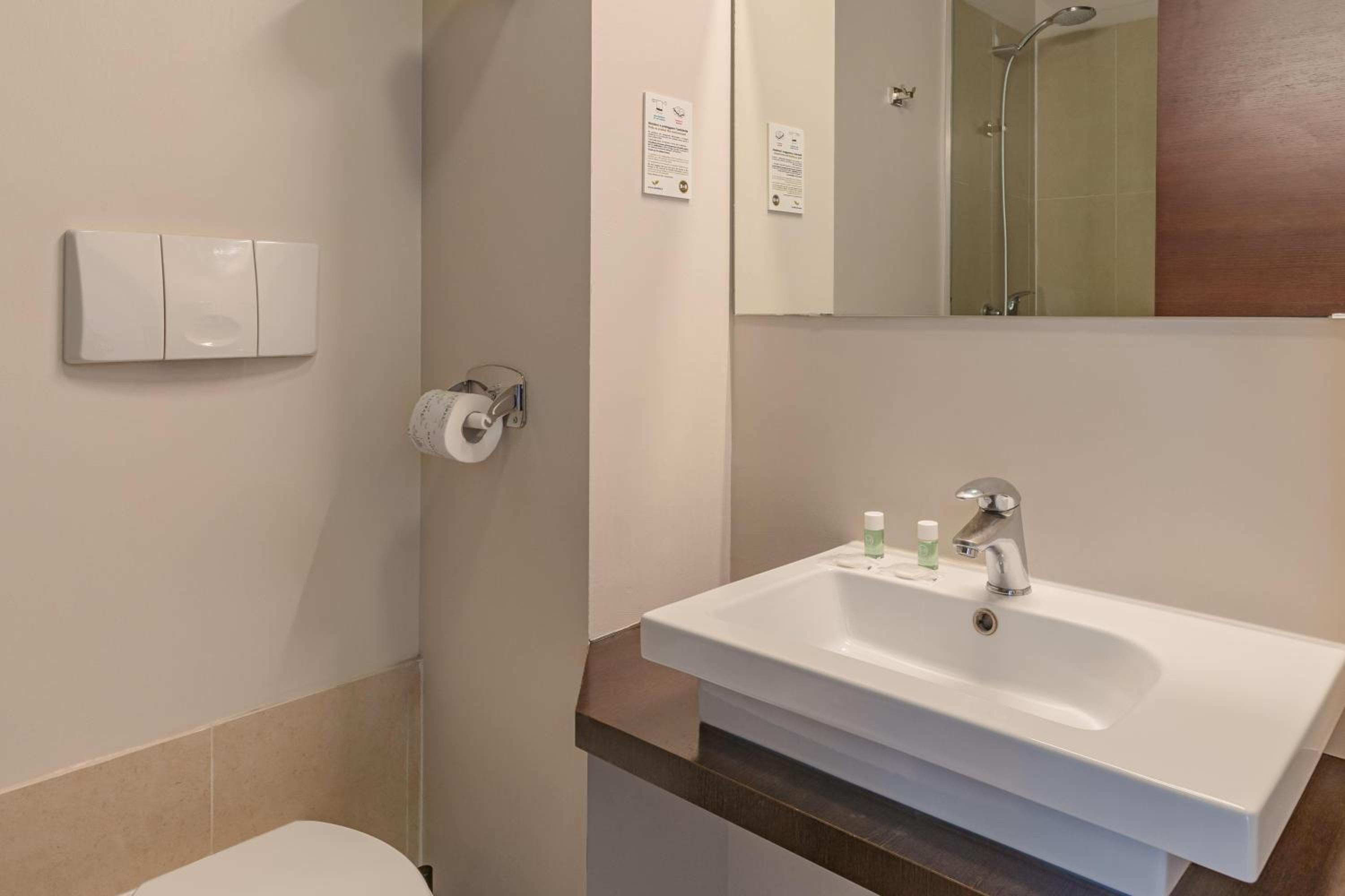 Twin Room thumbnail 5