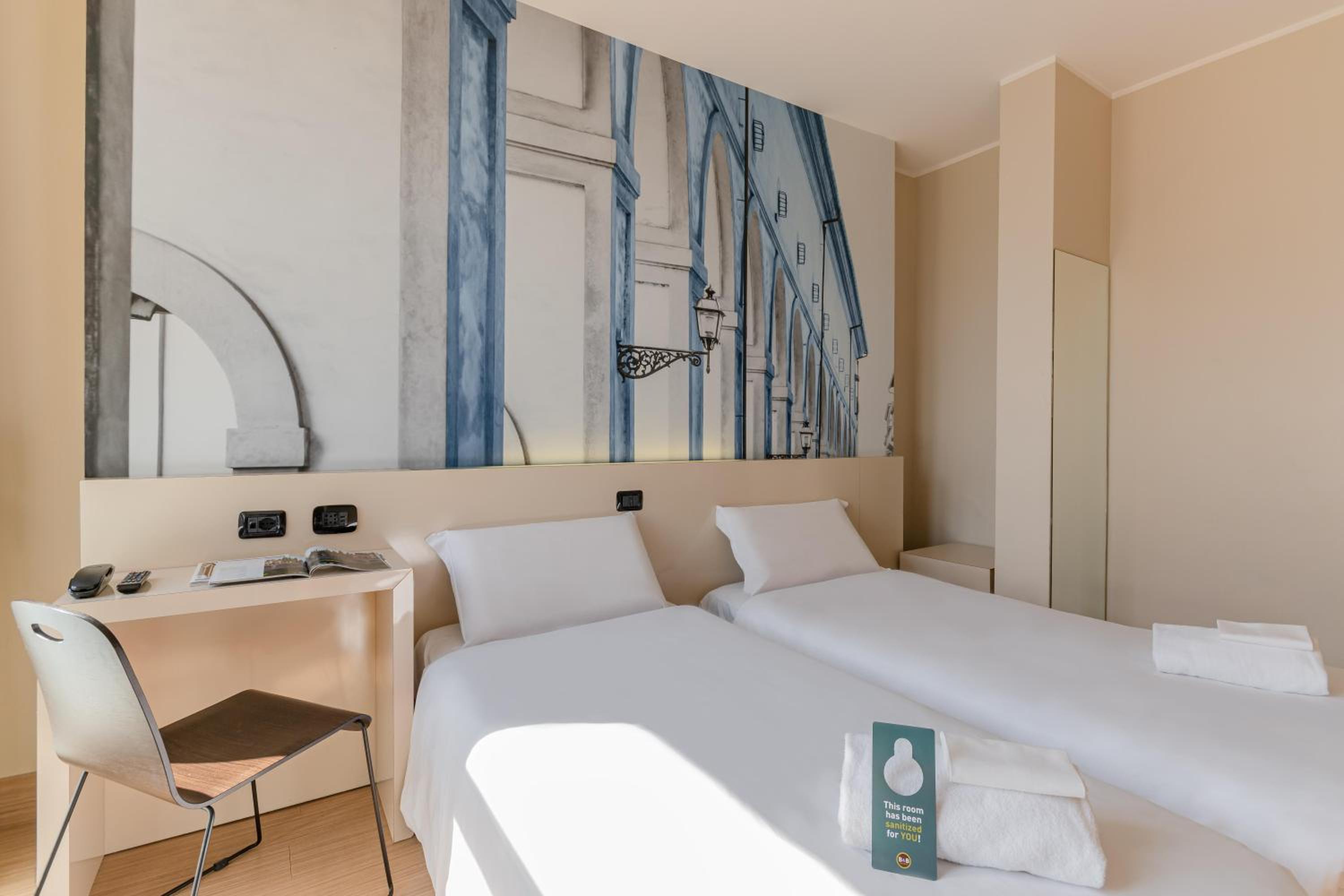 Twin Room thumbnail 6