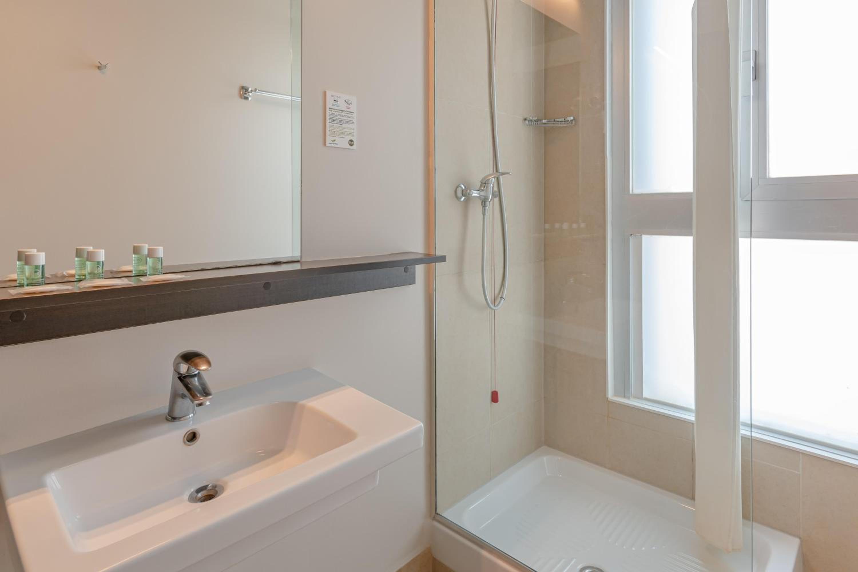 Triple Room thumbnail 6