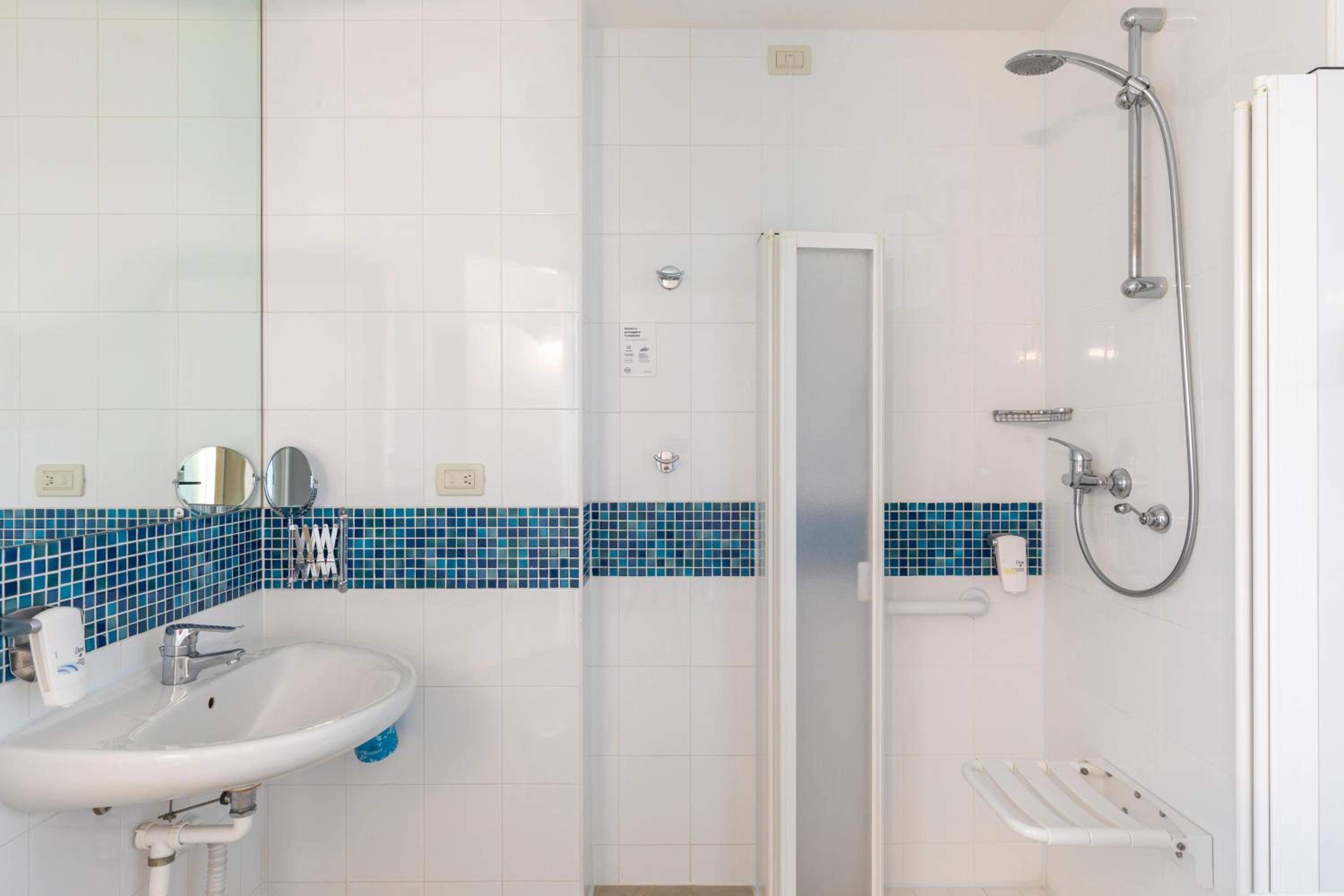 Twin Room - Disability Access - Photo 7