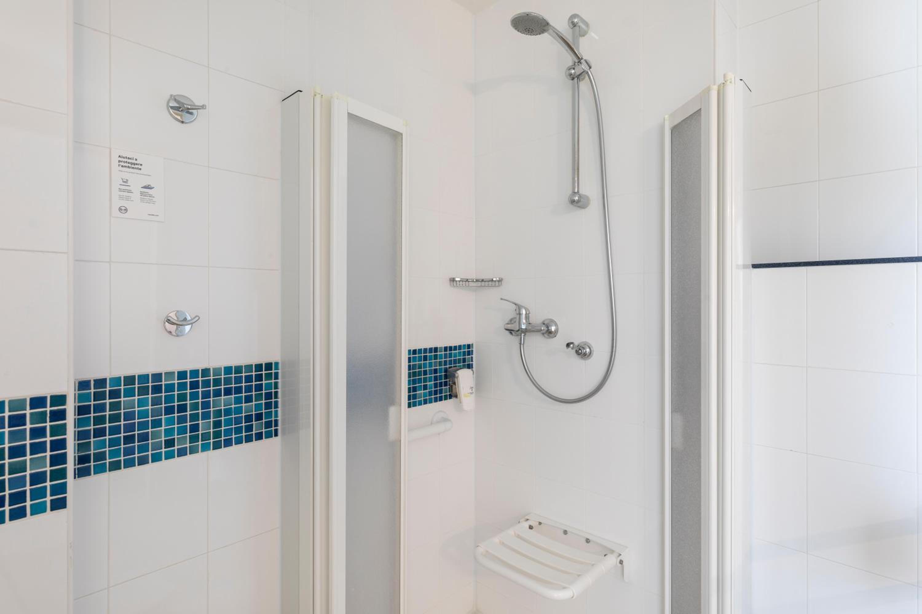 Twin Room - Disability Access - Photo 3