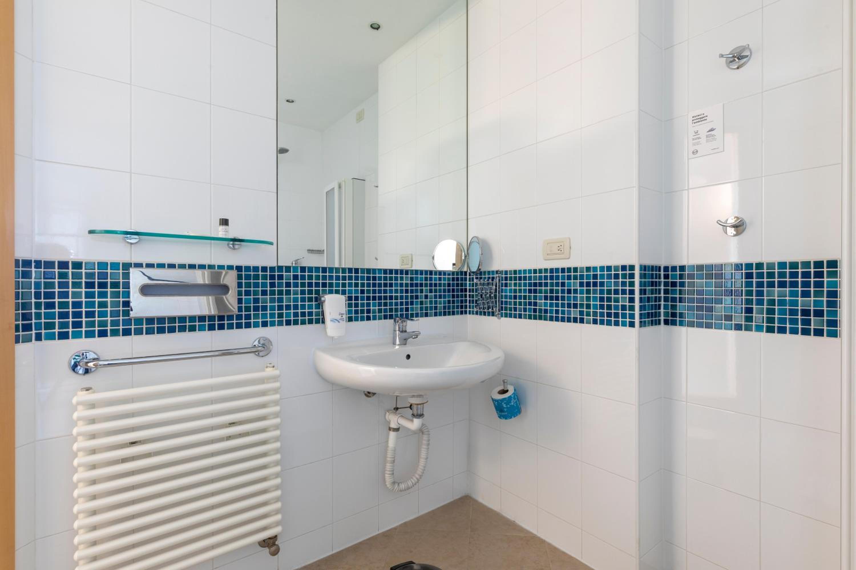 Twin Room - Disability Access - Photo 10