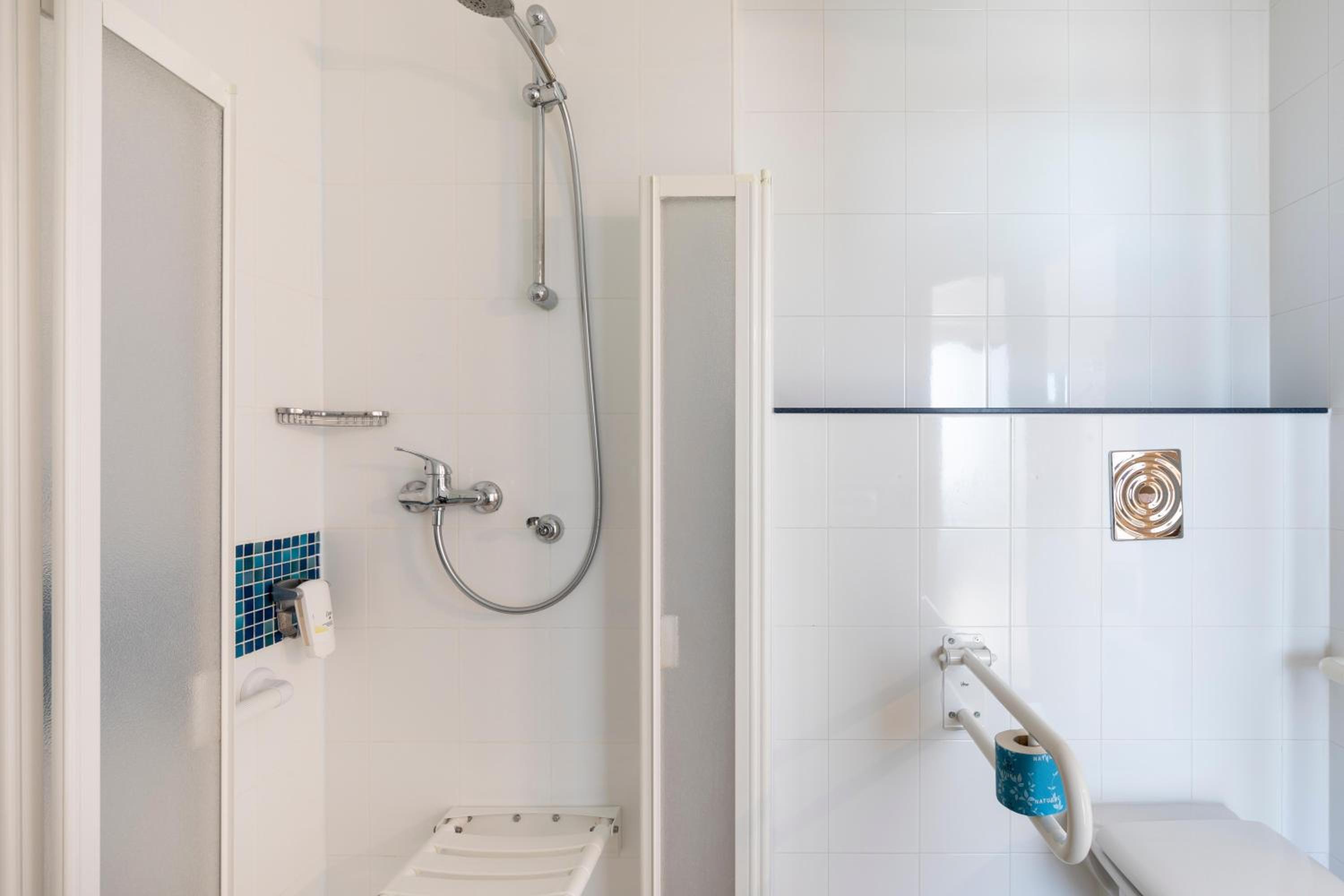 Twin Room - Disability Access - Photo 2