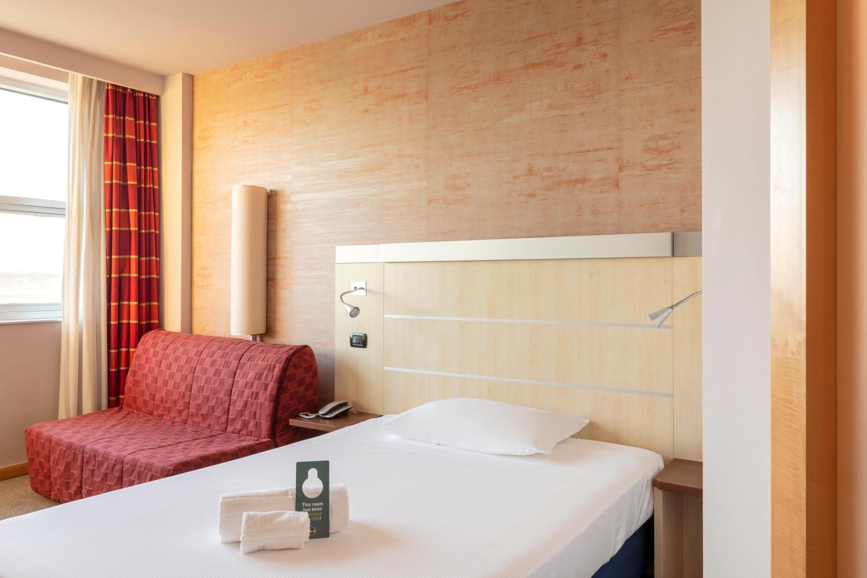 Economy Double Room - Photo 8