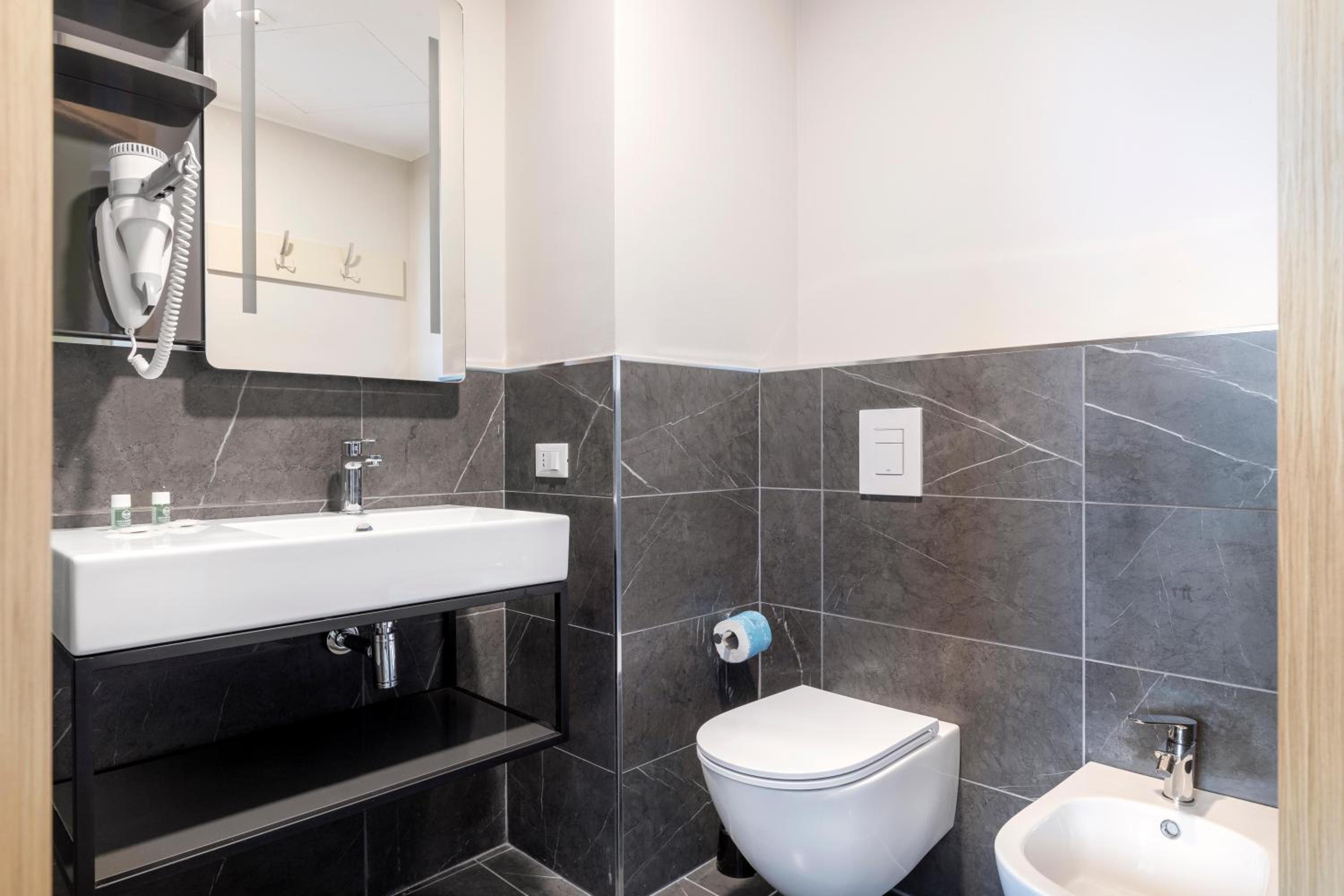 Double Room - Photo 6
