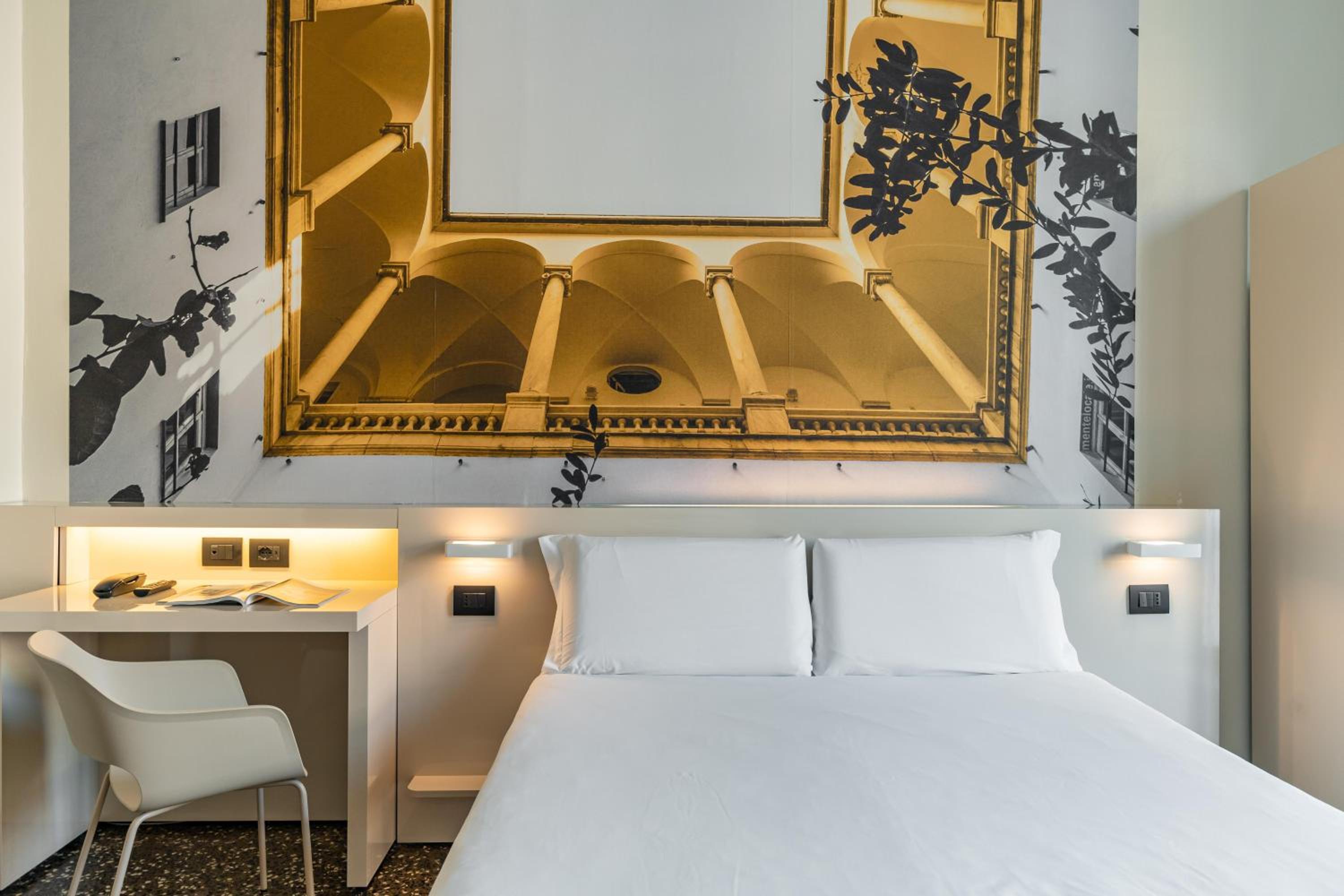 Deluxe Double Room thumbnail 5