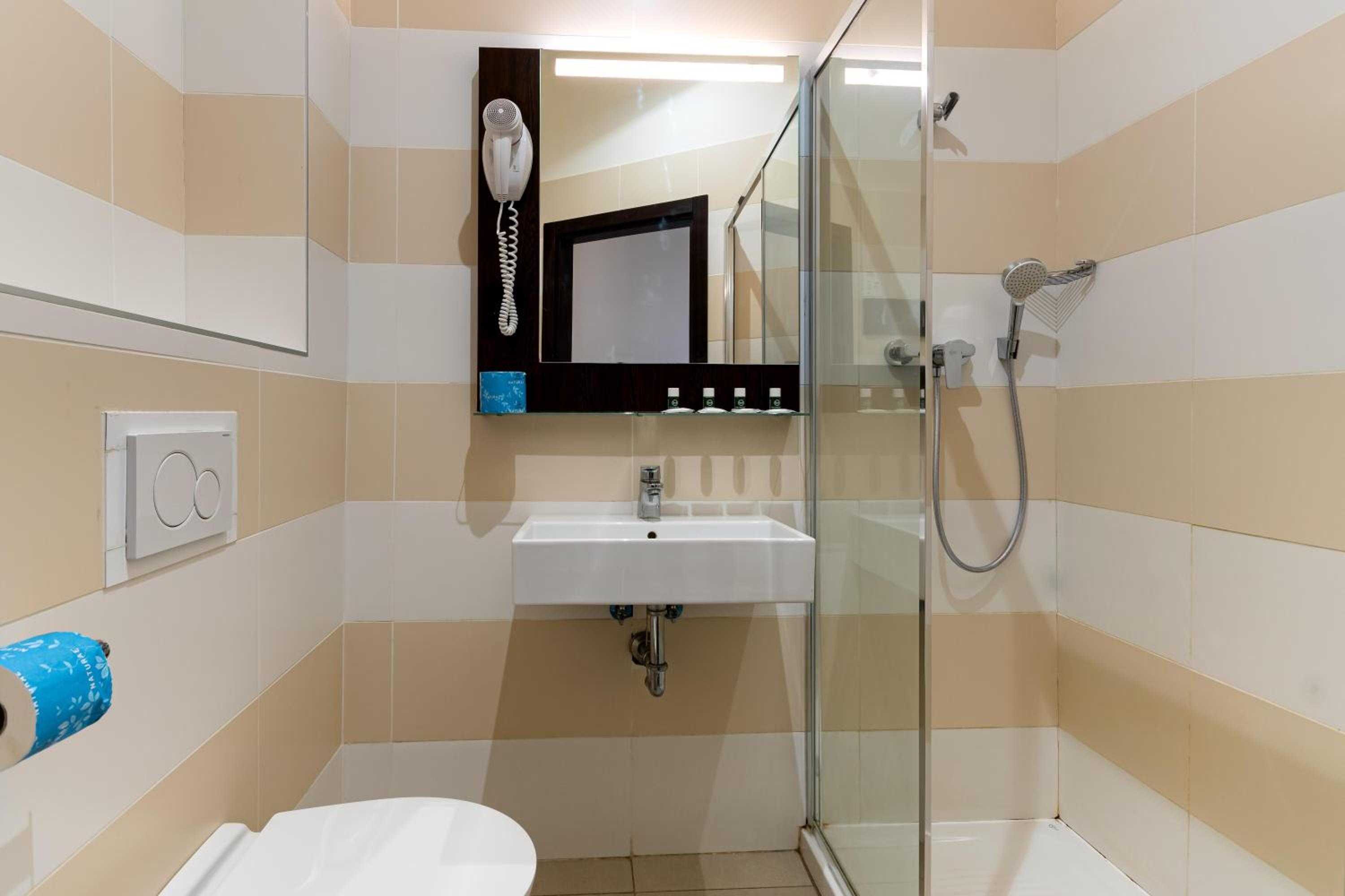 Superior Triple Room thumbnail 5