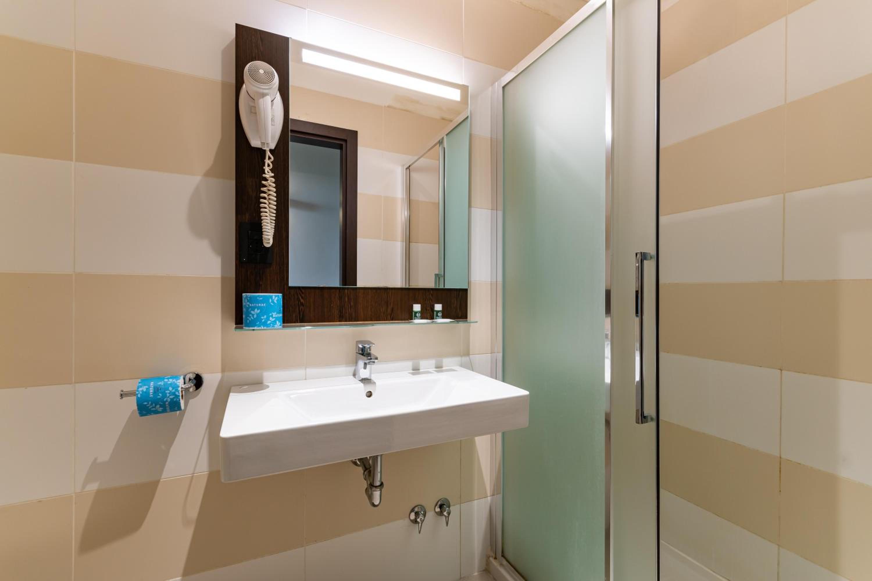 Superior Triple Room thumbnail 6