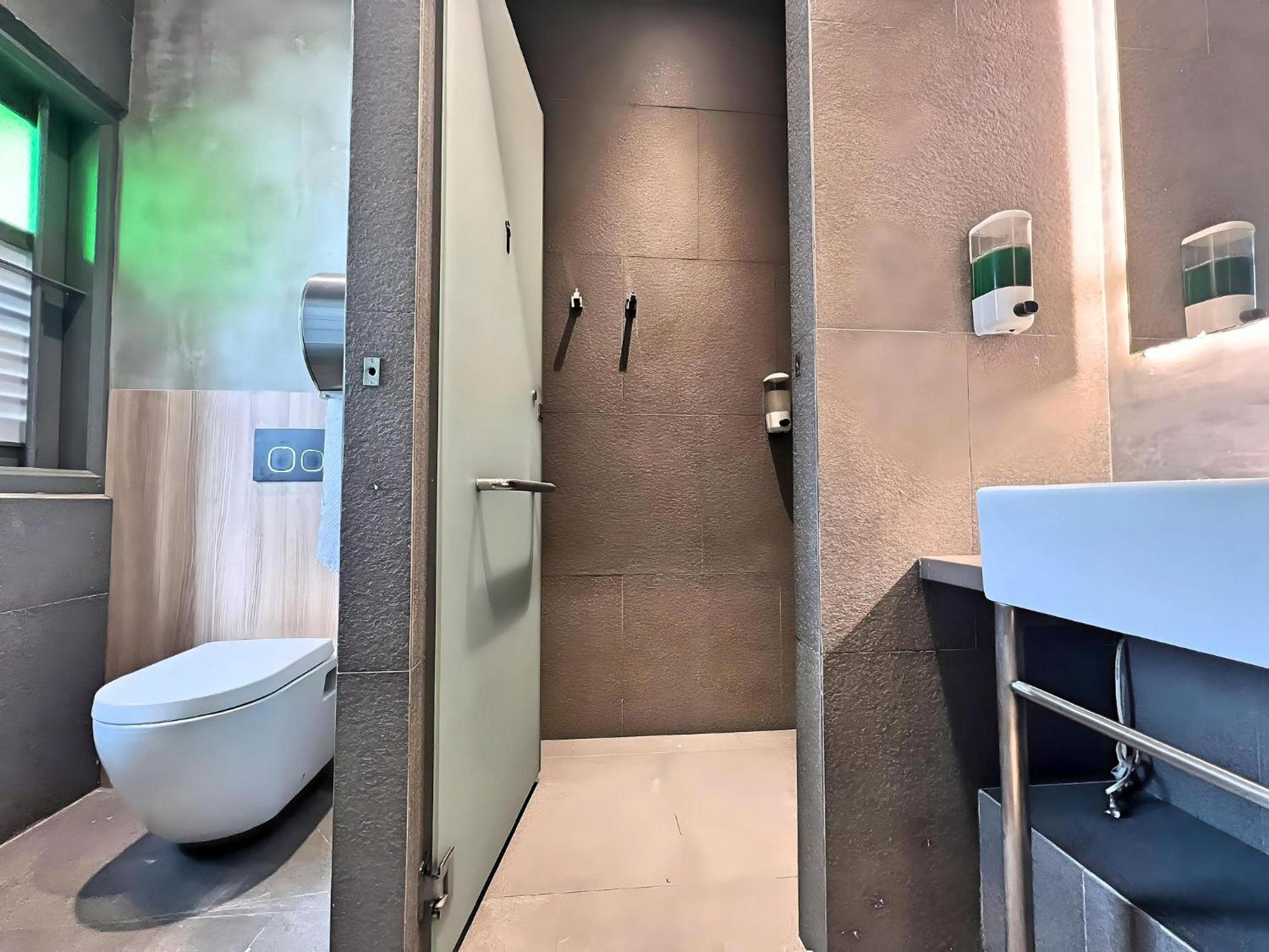 Lower Decker Mixed Room (Ensuite) photo 3