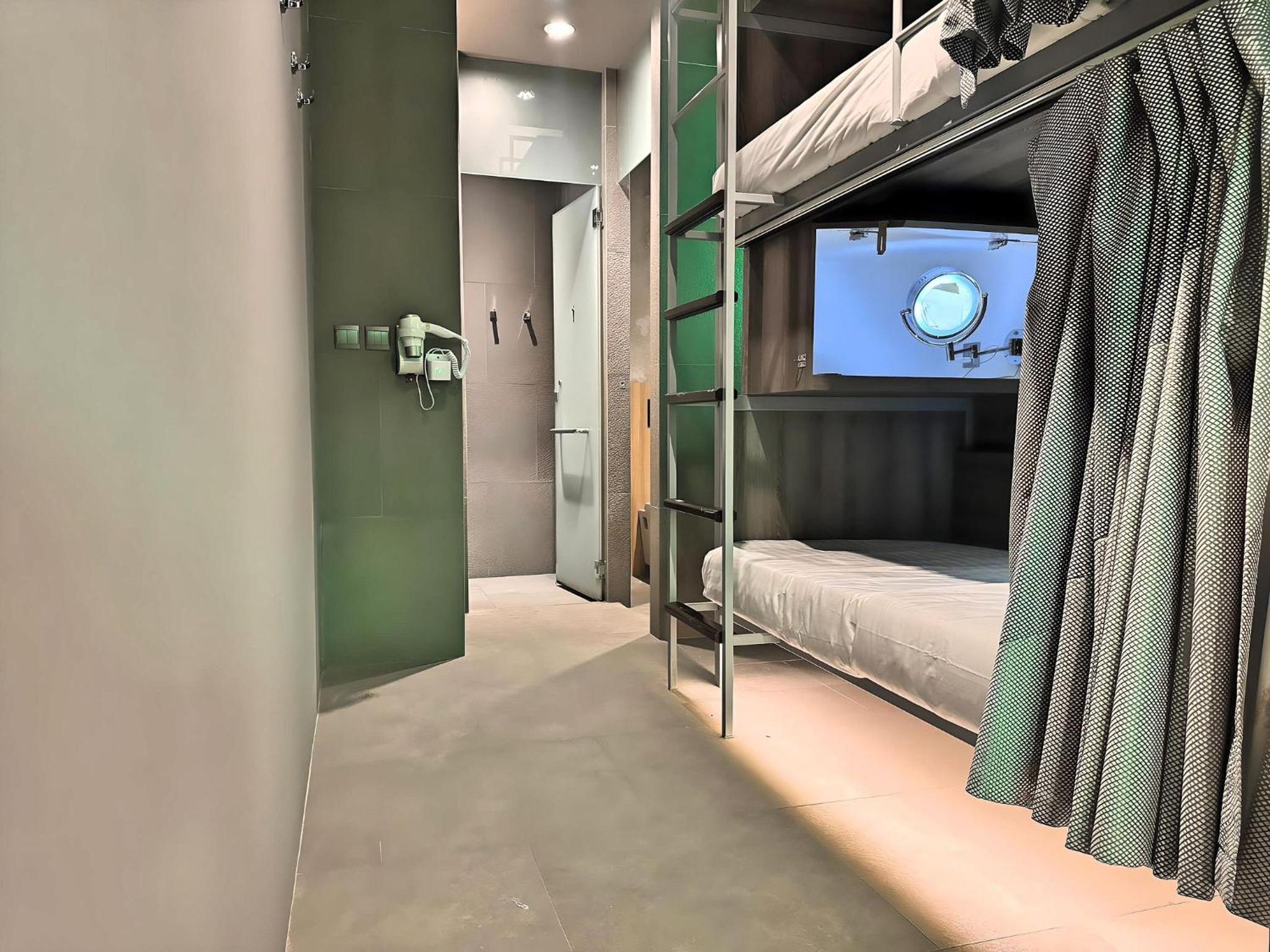 Upper Decker Mixed Room (Ensuite) photo 1