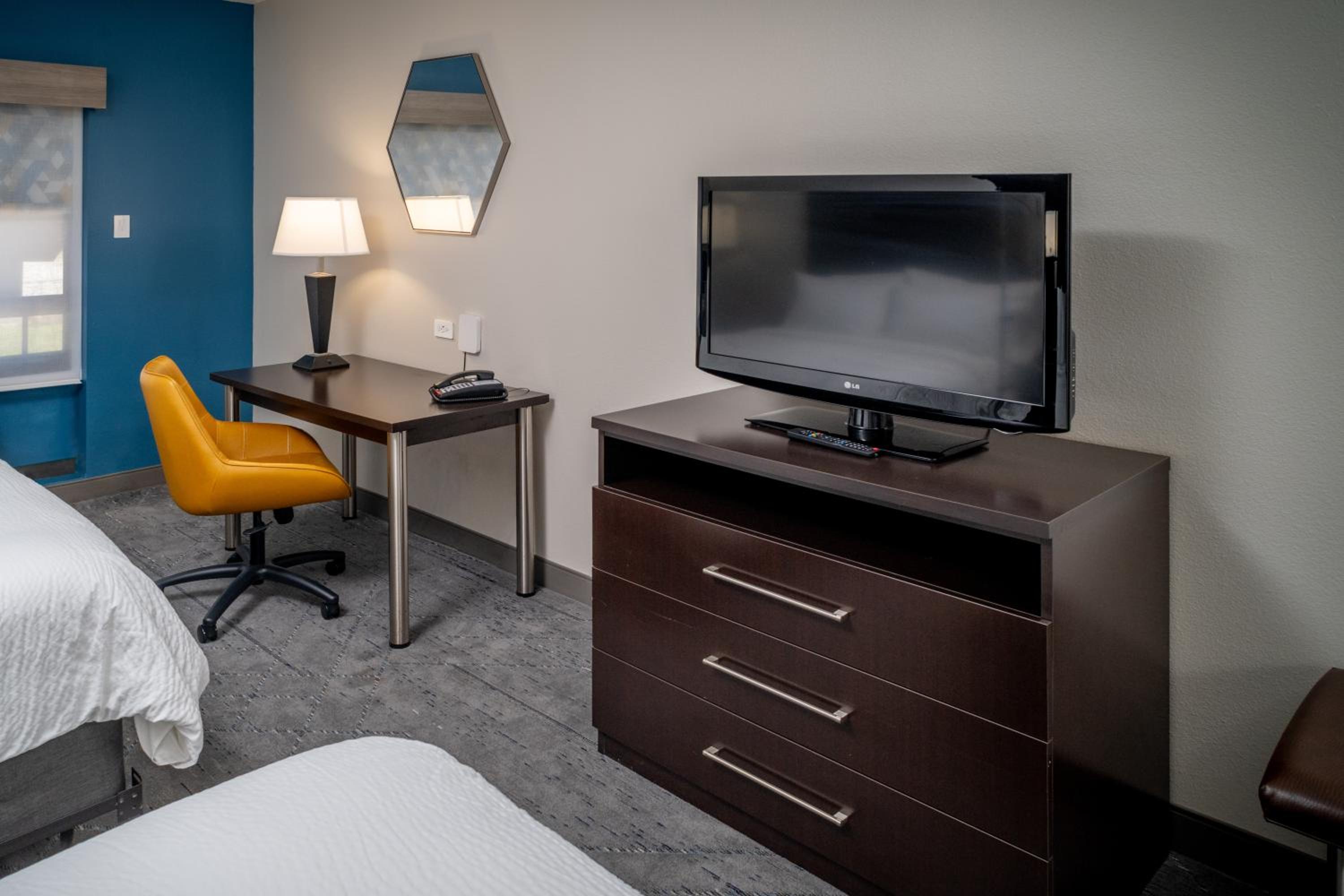 Standard Queen Room with Two Queen Beds and Mobility Accessible Tub photo 2
