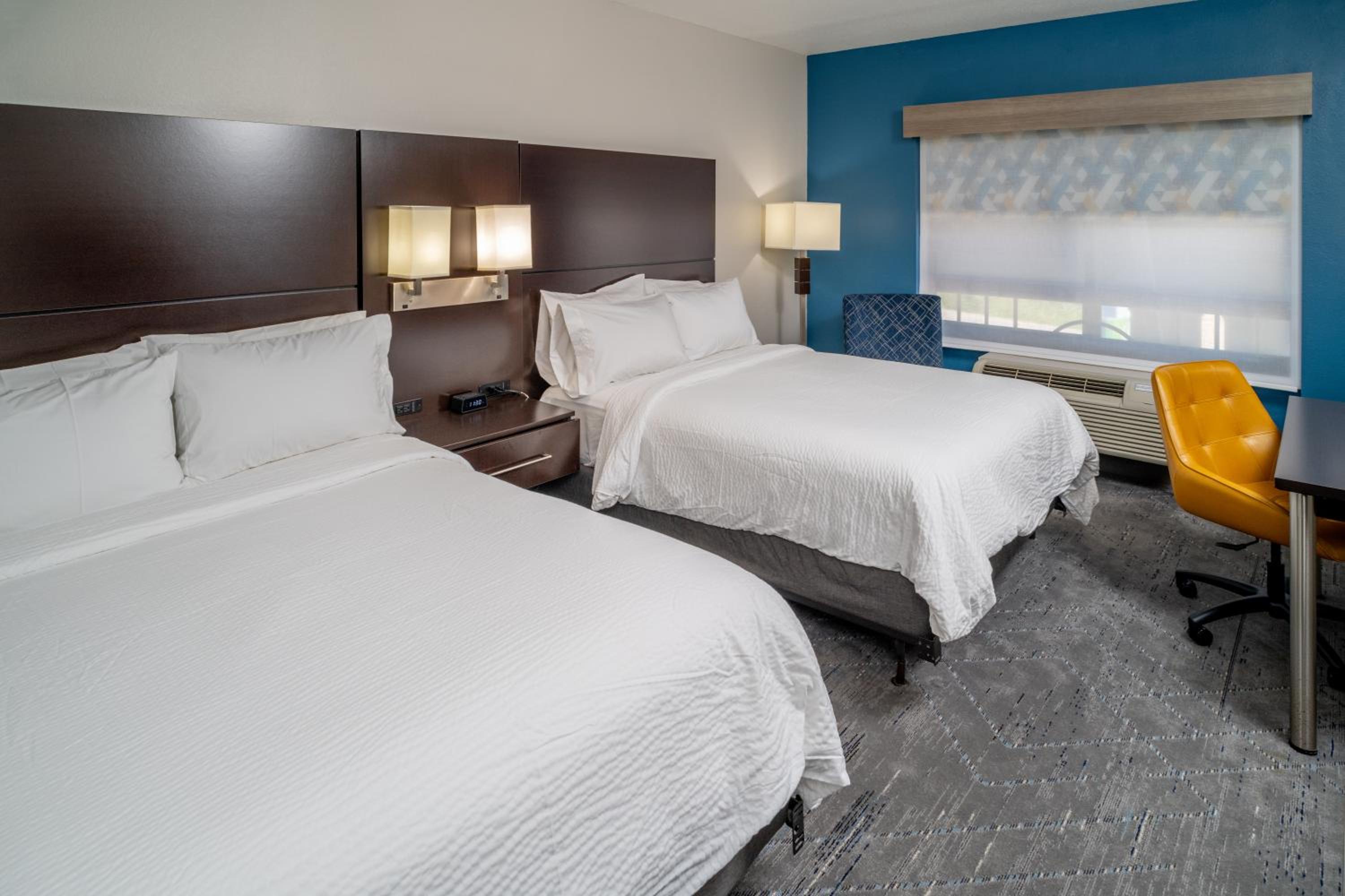 Standard Queen Room with Two Queen Beds and Mobility Accessible Tub photo 1