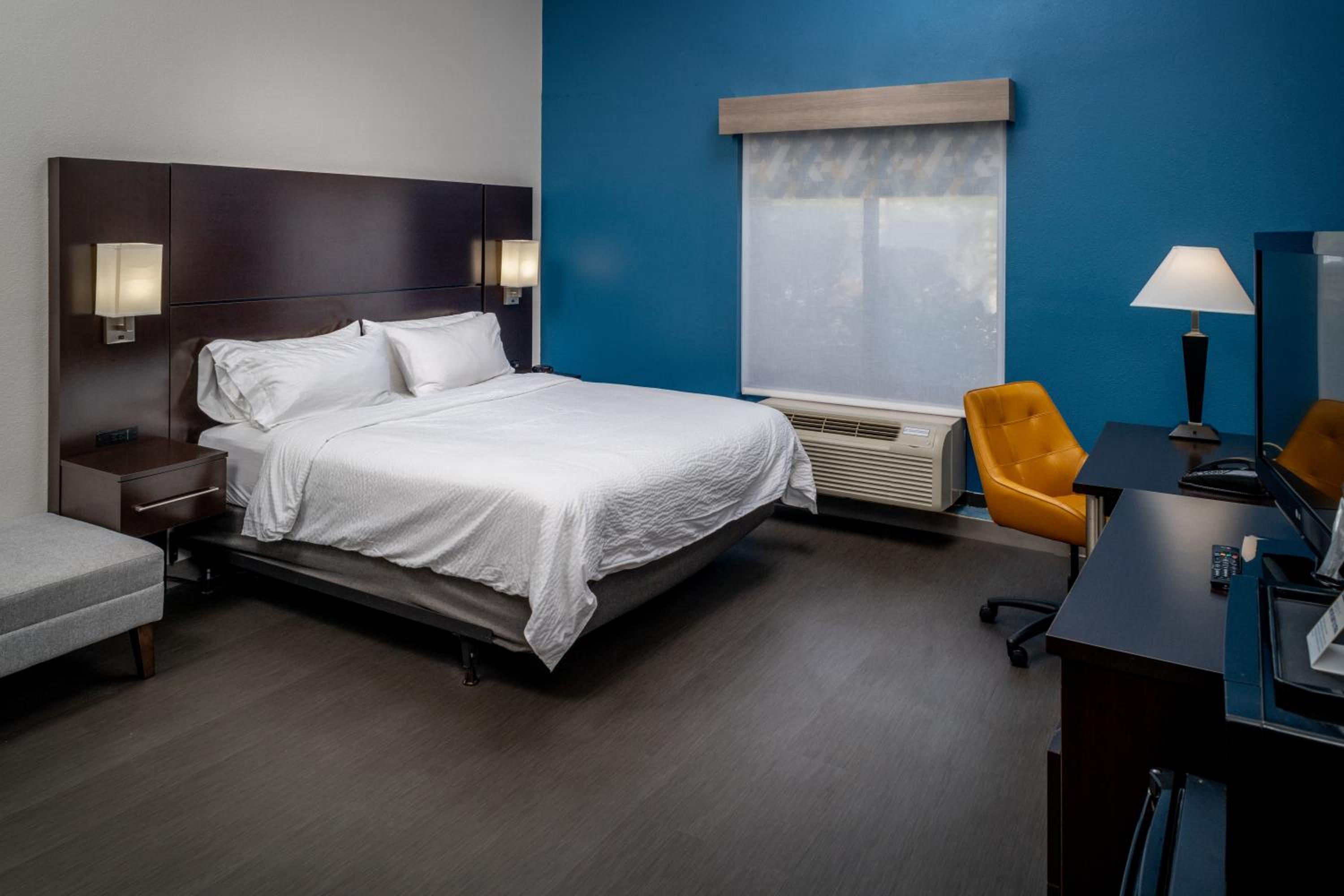 Standard King Room with Roll-in Shower - Mobility Accessible photo 1