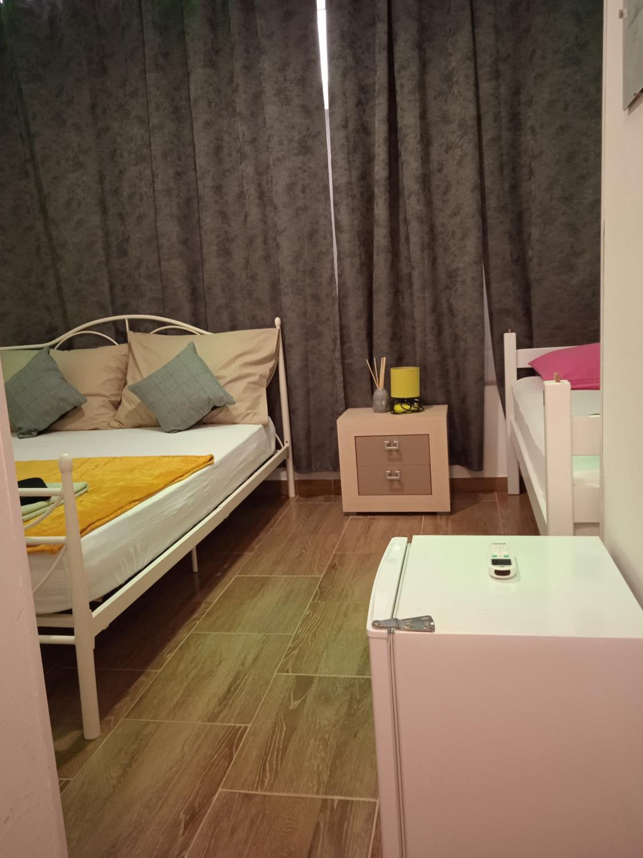 Deluxe Double Room (2 Adults + 1 Child) - Photo 1