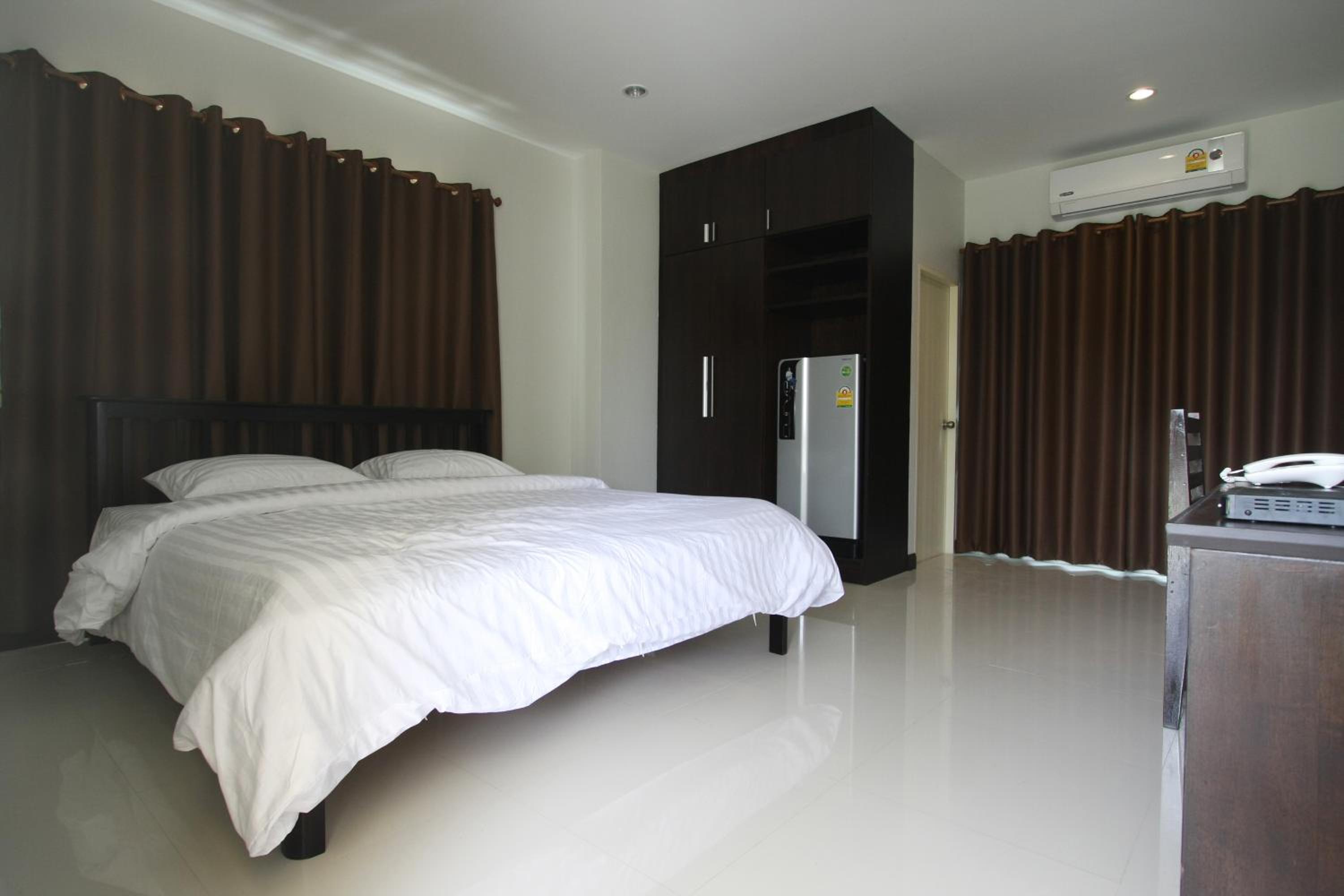 One-Bedroom Apartment photo 1