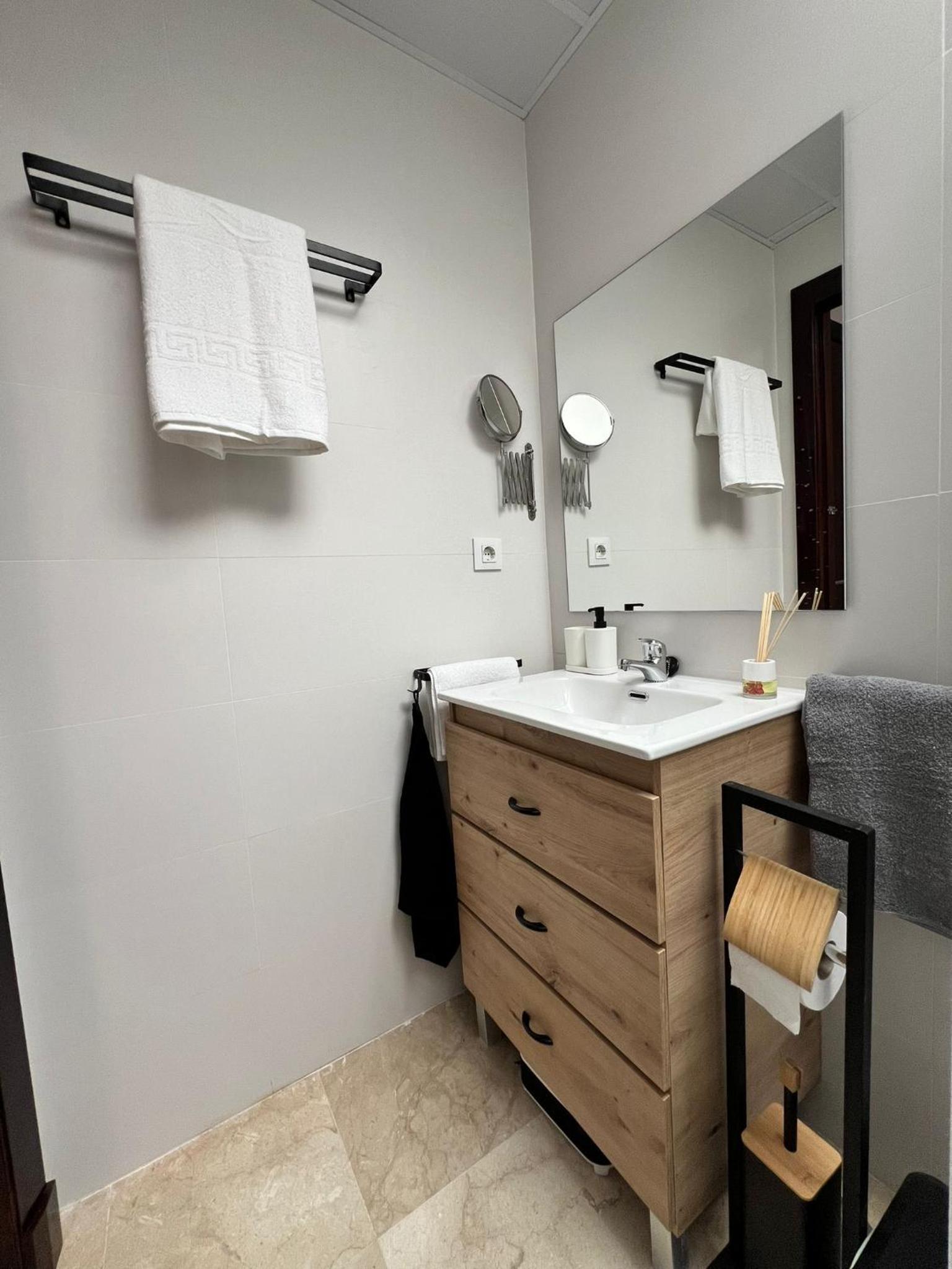 One-Bedroom Apartment photo 2