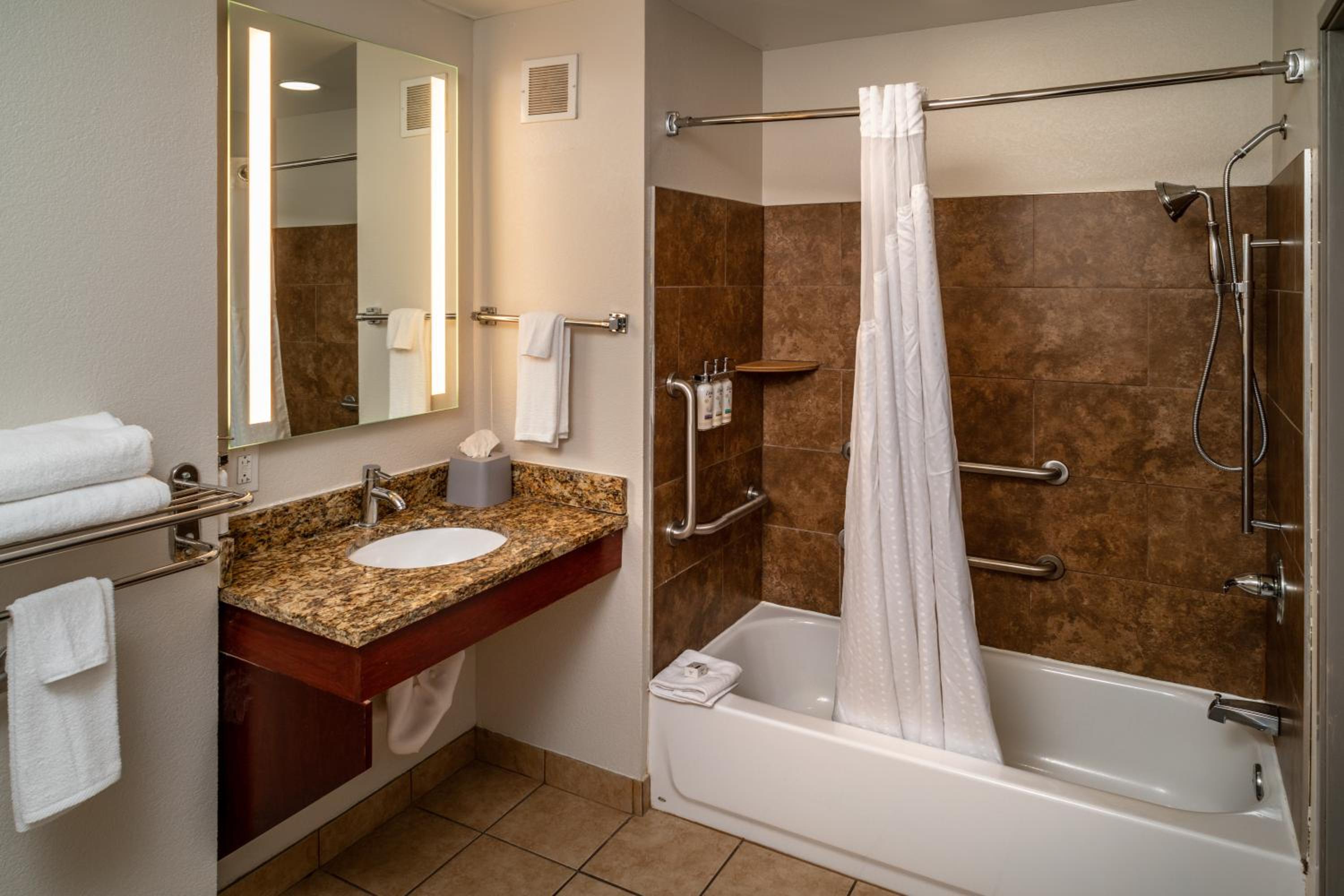 Standard King Room with Accessible Tub - Mobility Access photo 2