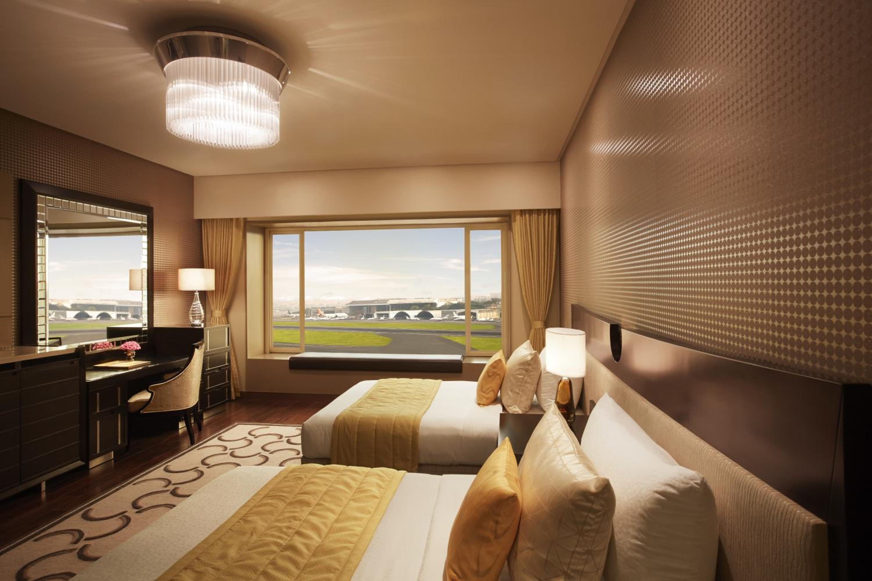 Luxury Room Runway View Twin Bed with Bathtub