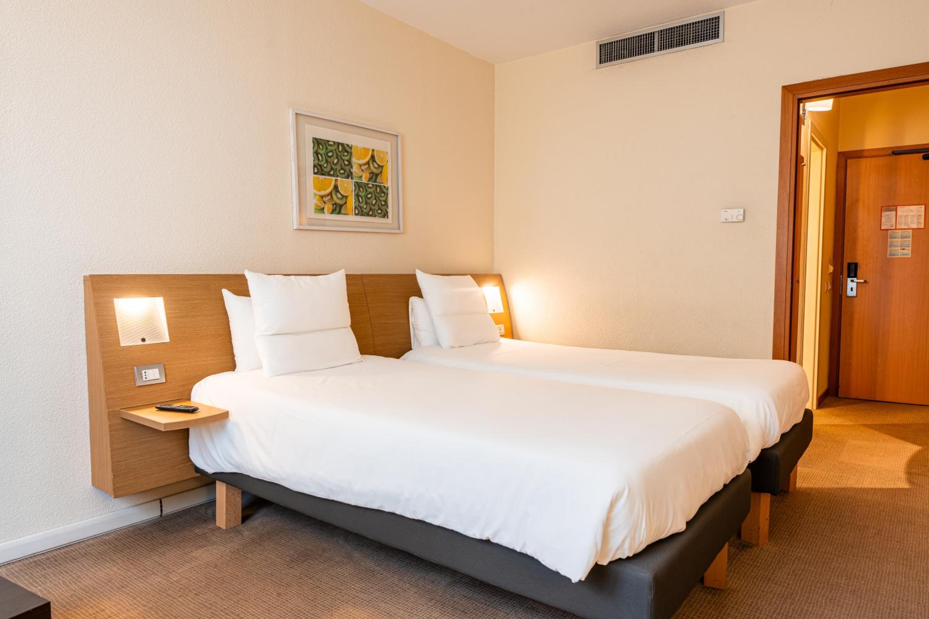 Superior Twin Room thumbnail 6