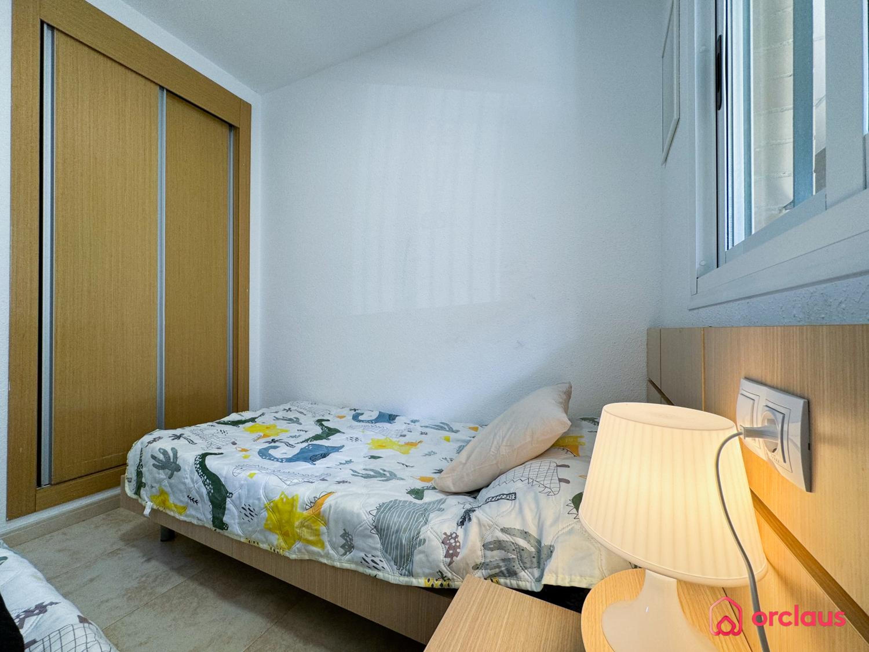 Apartamento de dos habitaciones con balcón y vista al mar