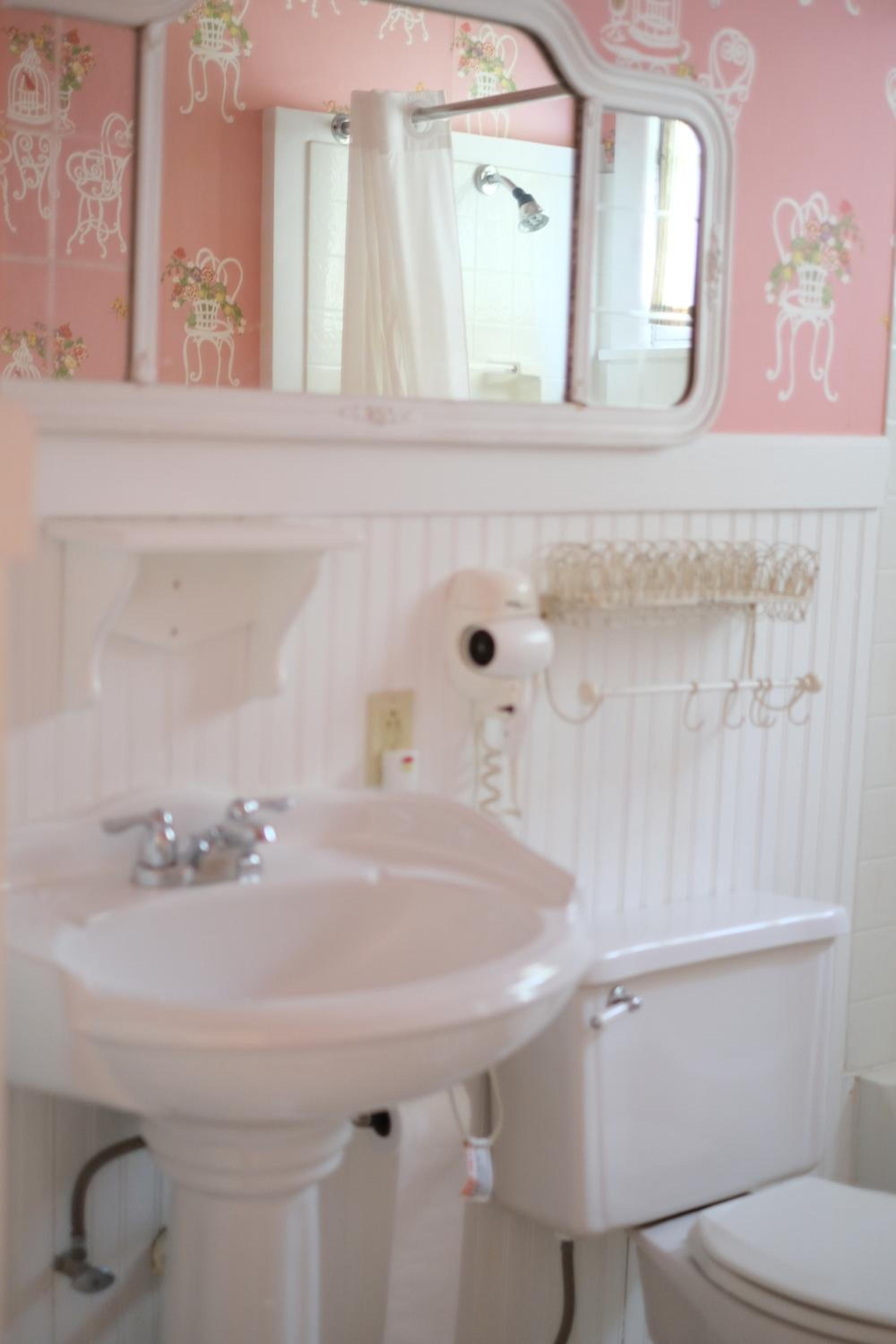 Standard King Room - Photo 4