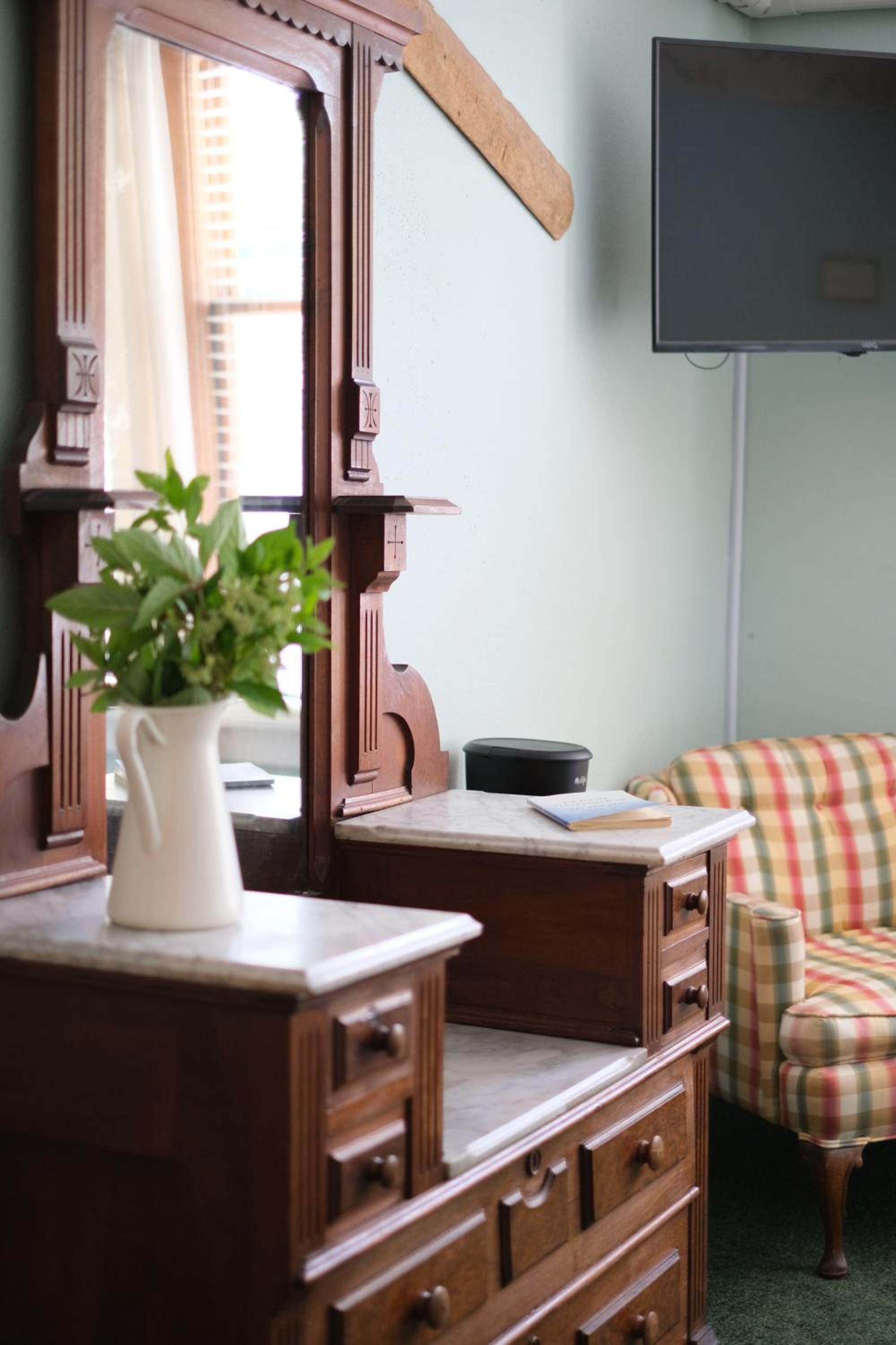 Standard King Room - Photo 5