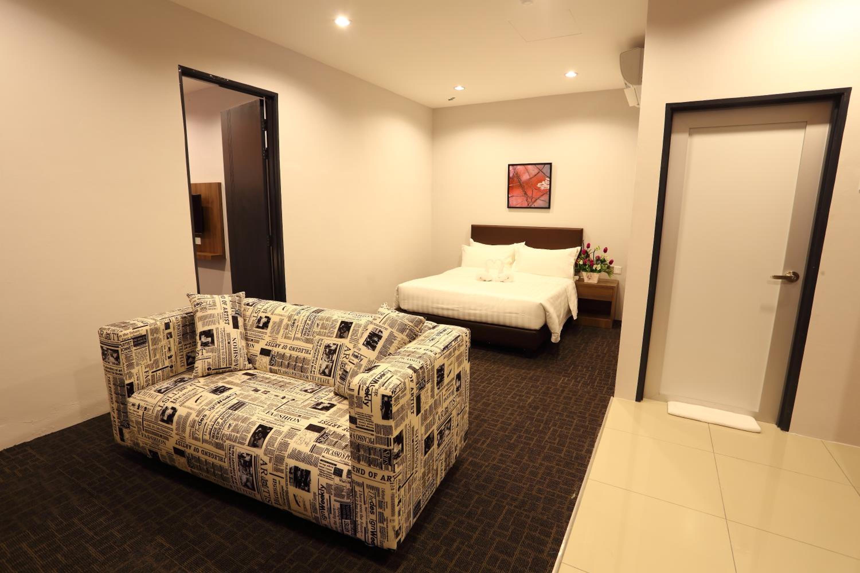 Family Suite Outer Room photo 3