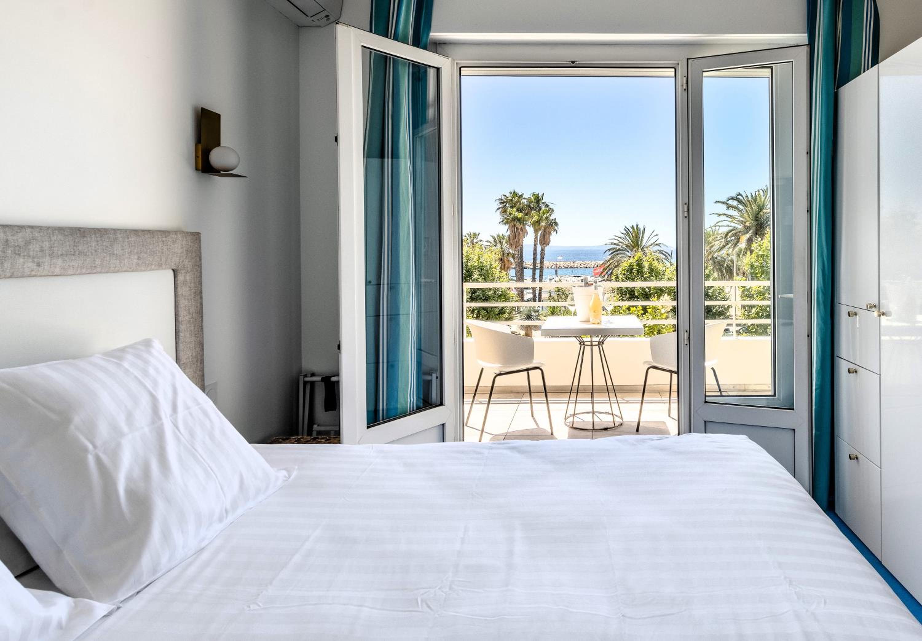 Double Room with Sea View (first floor) - Photo 1
