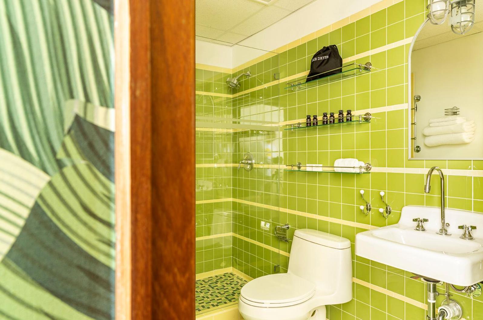 Deluxe Queen Suite - Photo 2