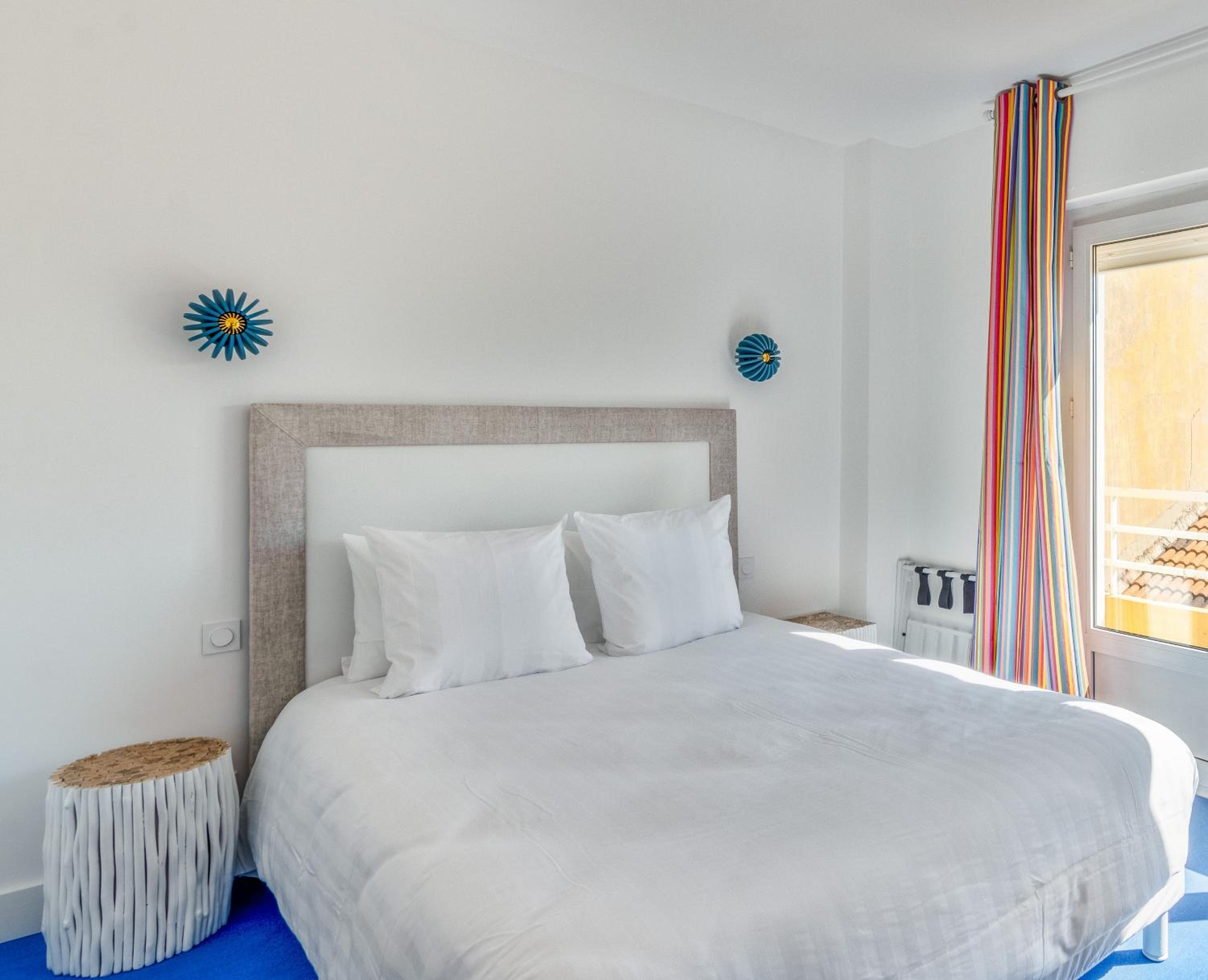 Confort Double Room with Partial Seaview (third floor - no balcony)