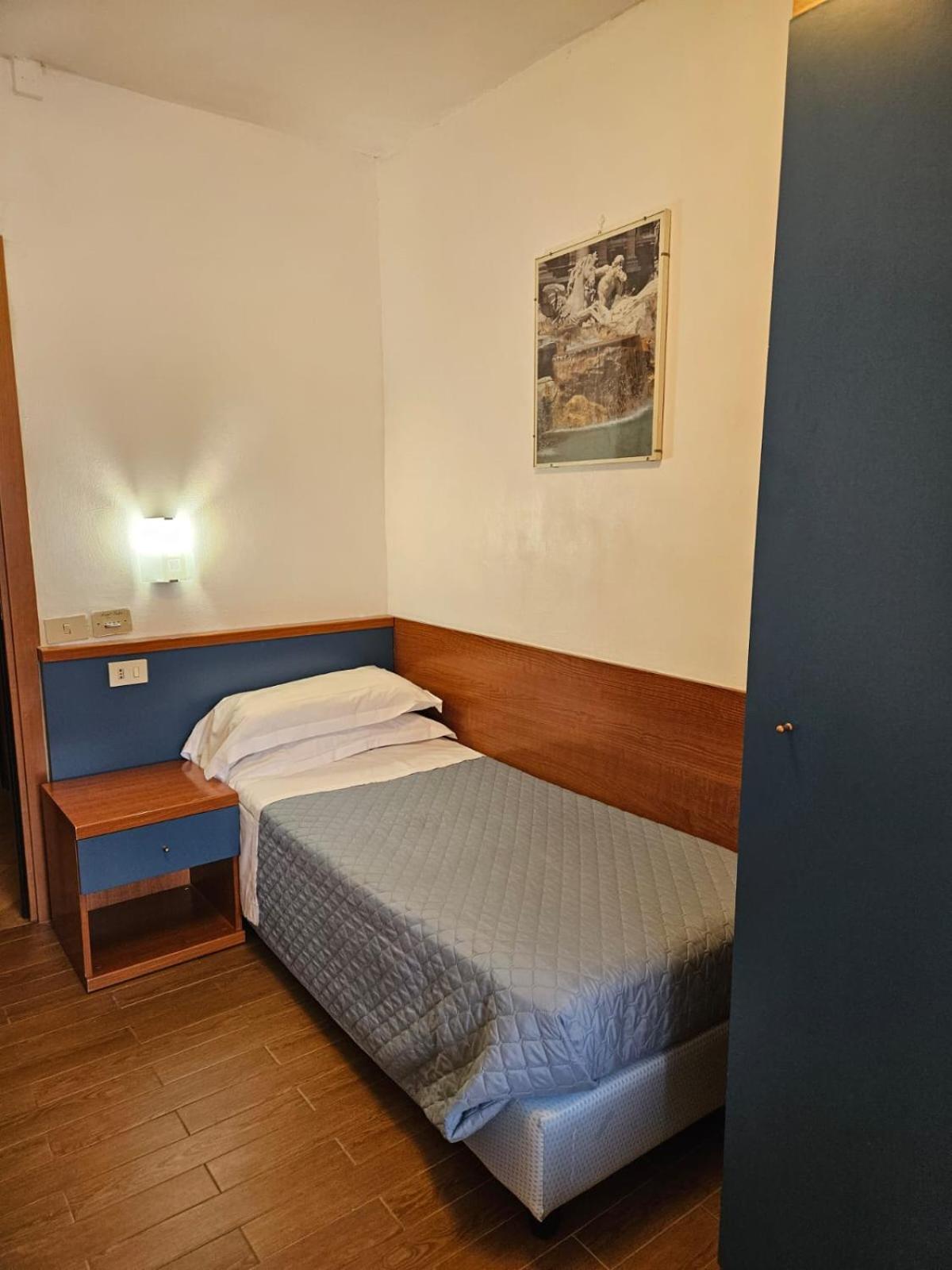 Economy Single Room with Private Bathroom and Shared shower photo 2