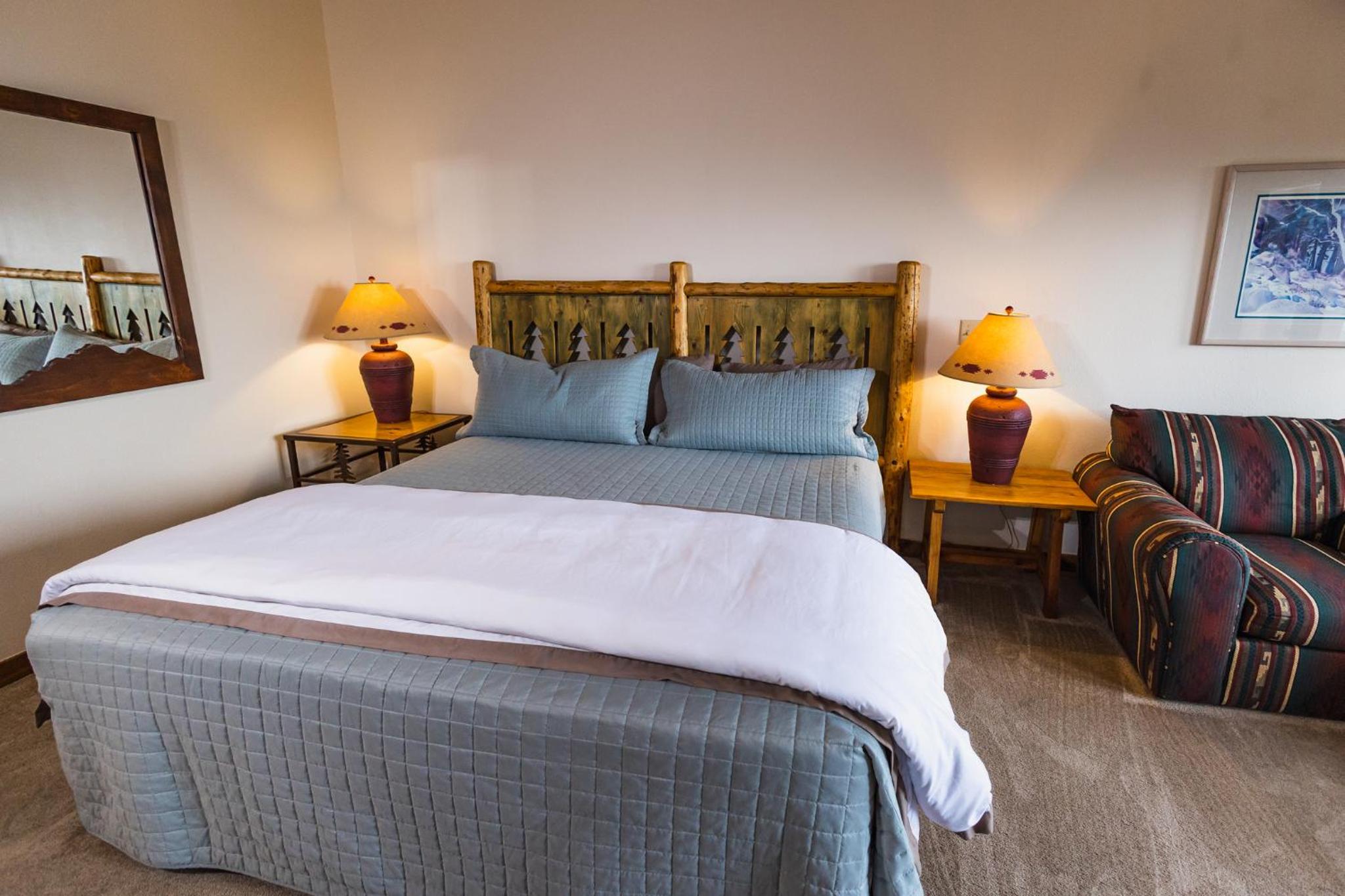King Suite with Balcony - Photo 4