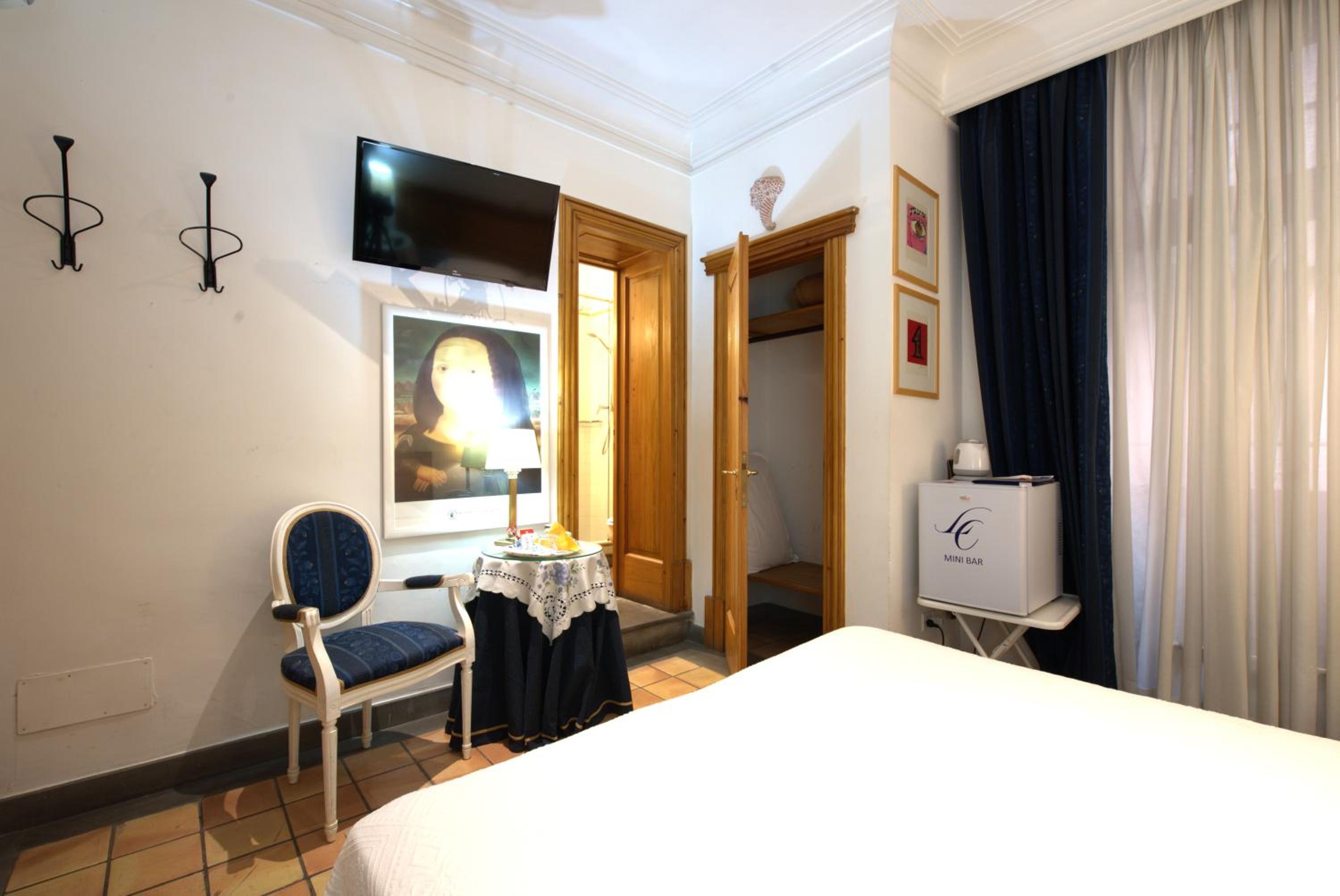 Small Double Room with Internal View photo 2