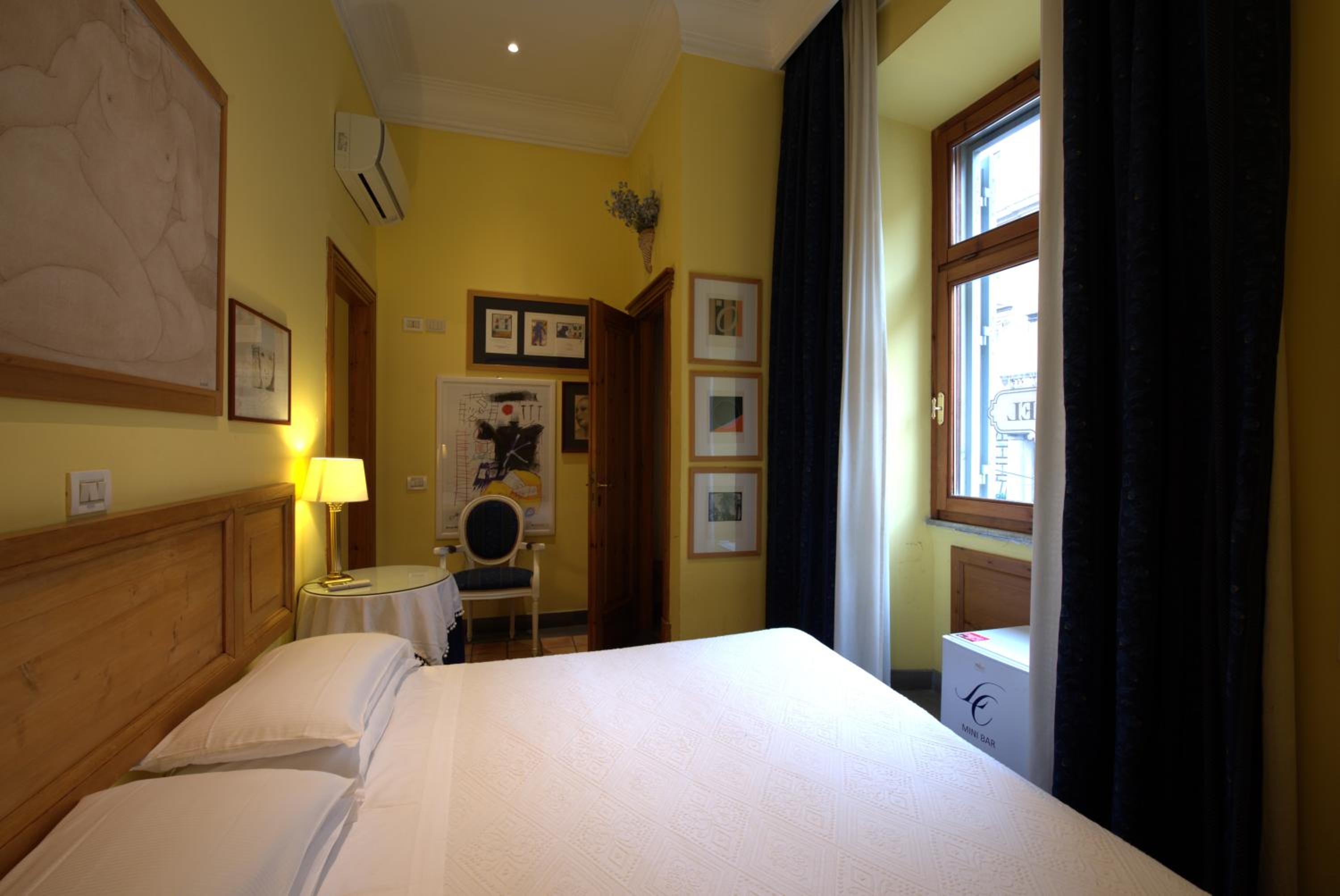 Small Double Room with Internal View  photo 2