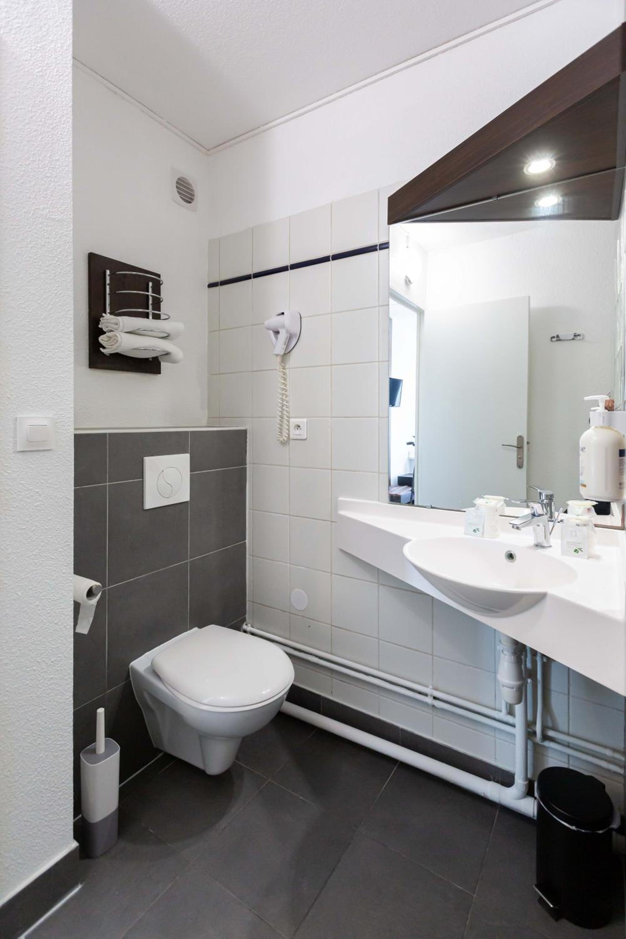Standard Double Room - Photo 6