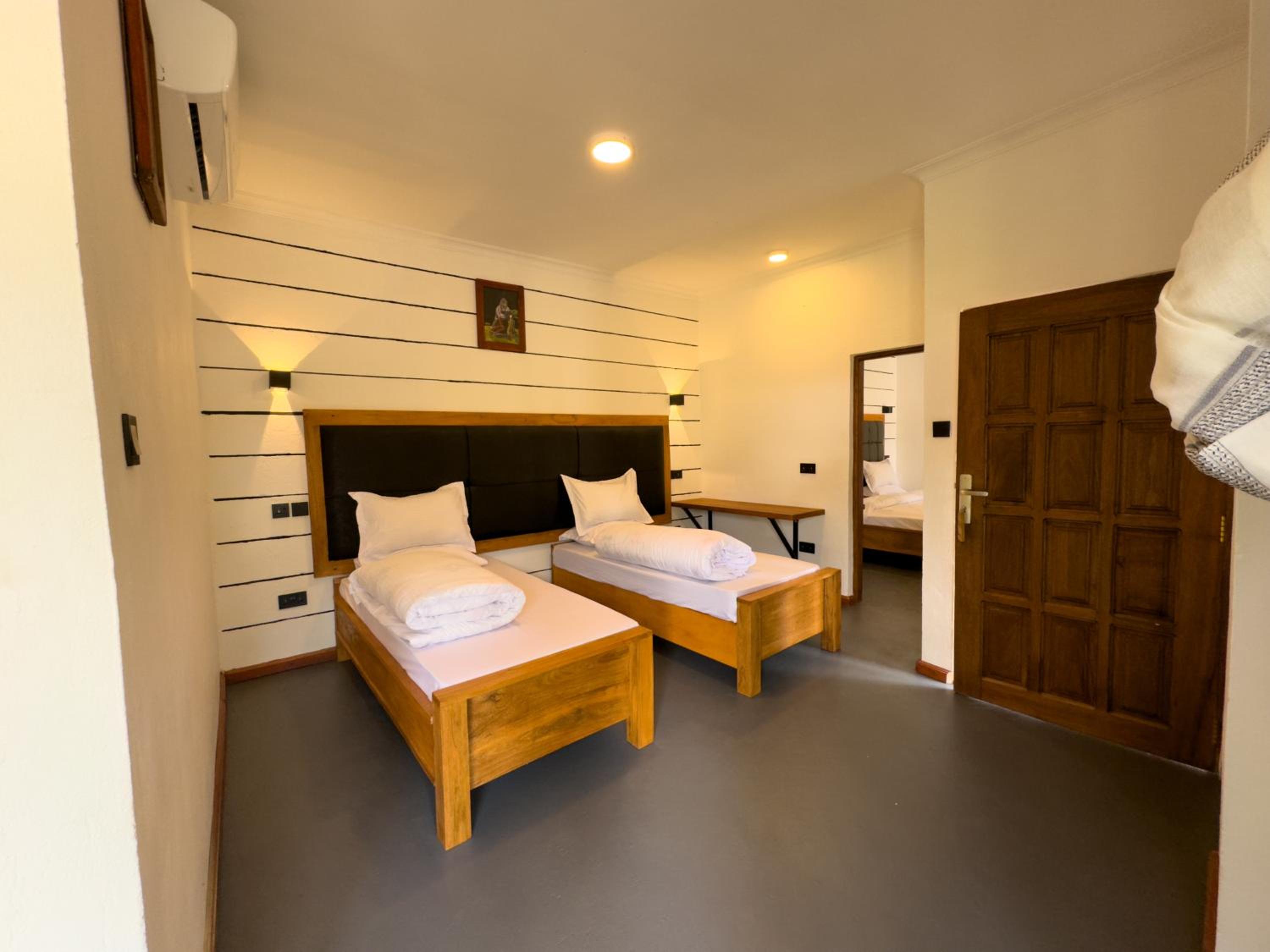 Deluxe Double Room with Balcony photo 3