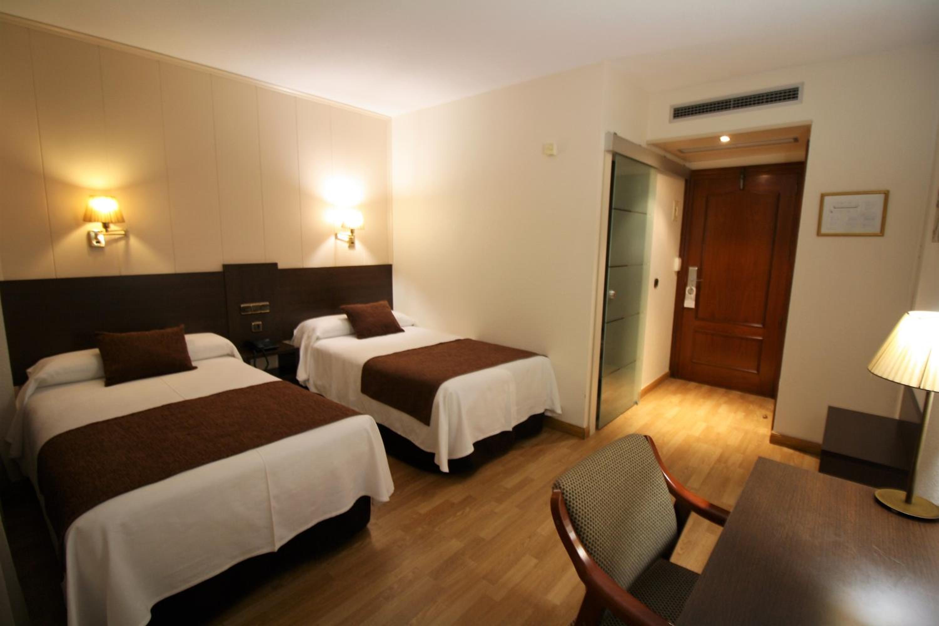 Economy Twin Room - Photo 1