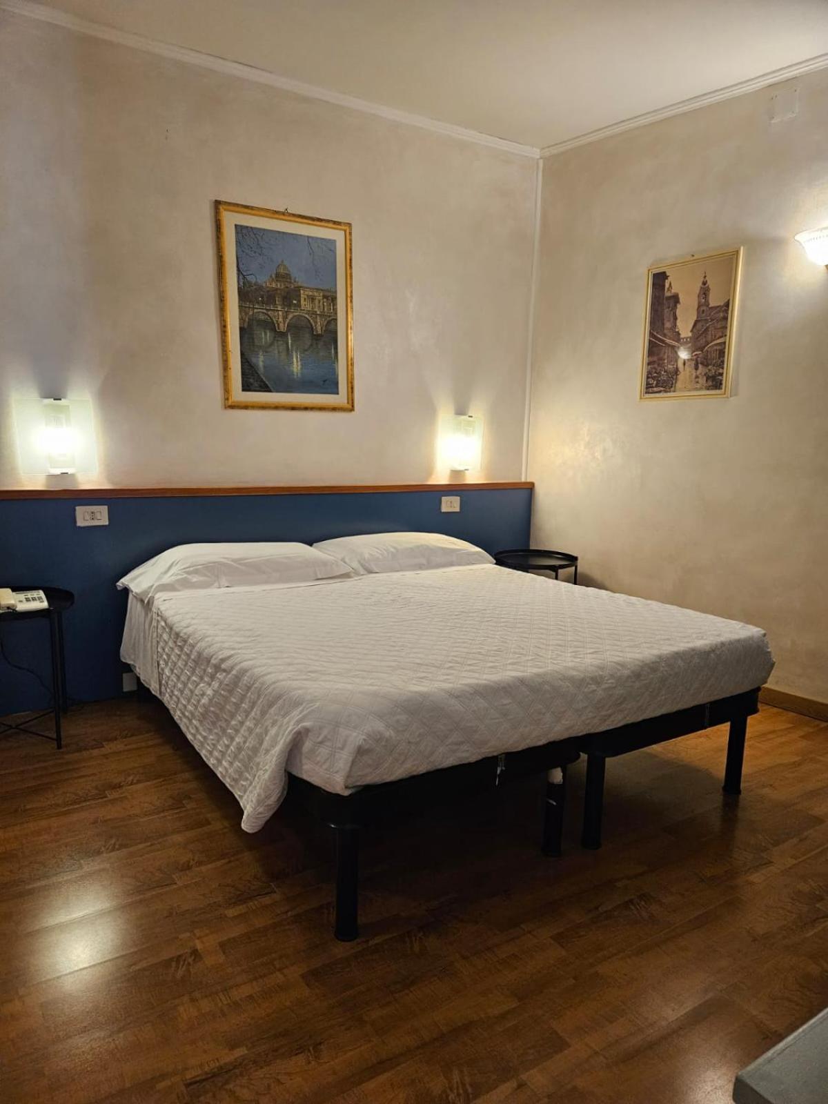 Standard Double or Twin Room photo 1