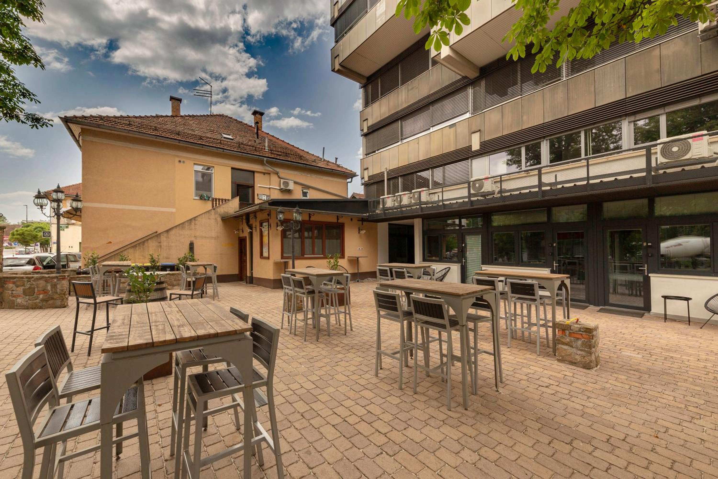 Apartment with Terrace - Photo 18