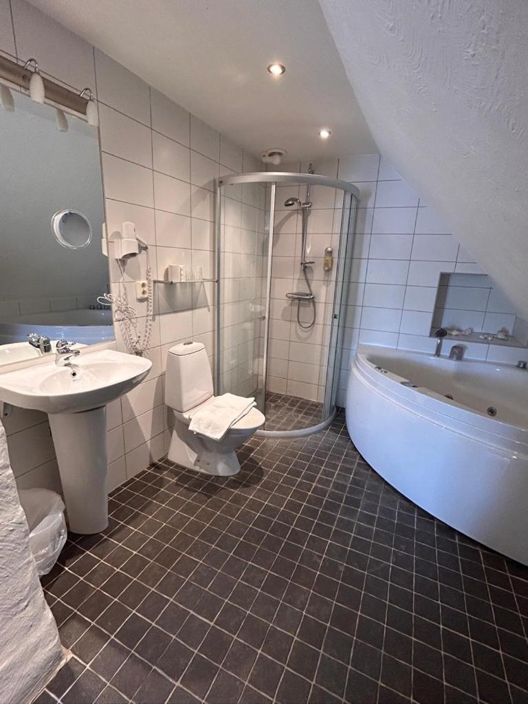 Superior Room with Spa Bath - Photo 8