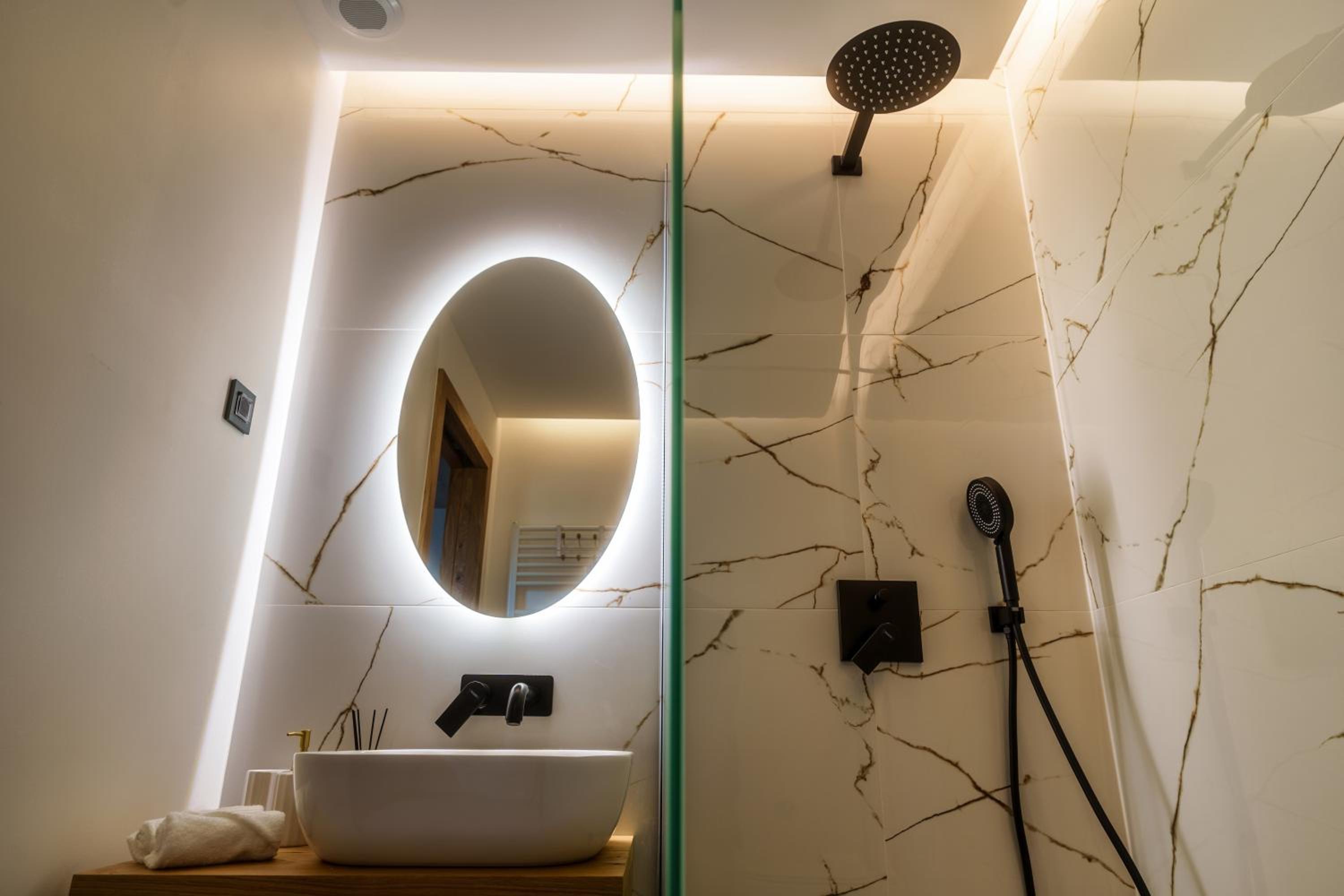 Double or Twin Room with Private Bathroom photo 3