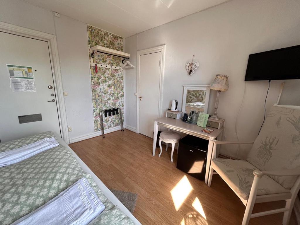 Double or Twin Room - Photo 19