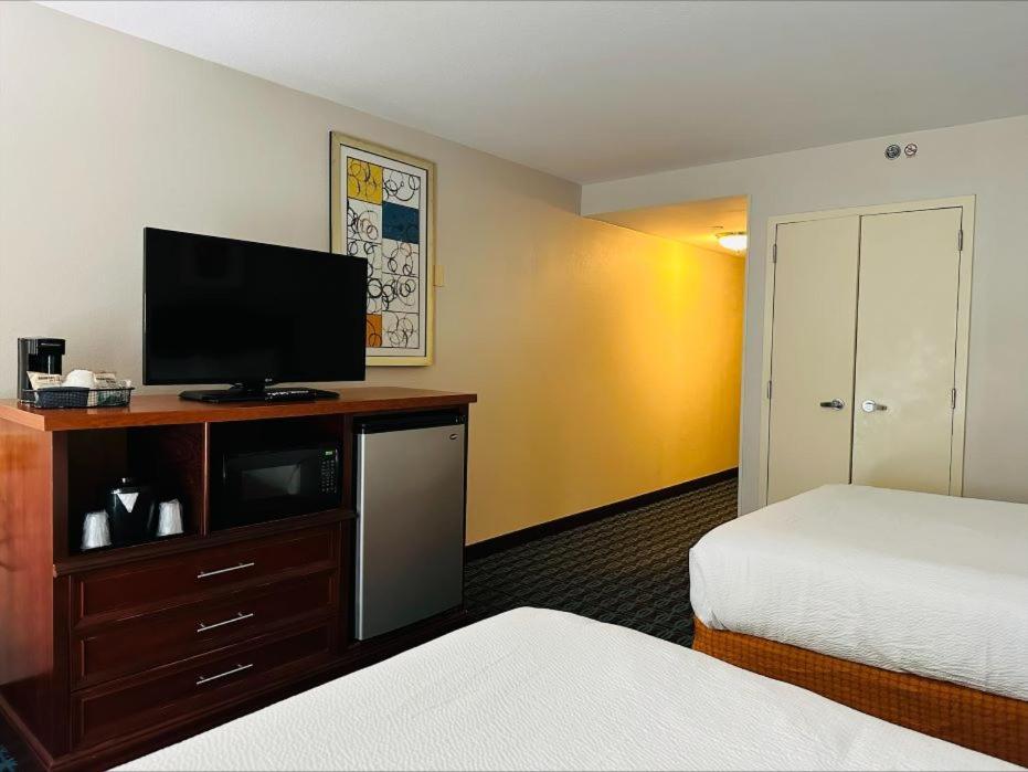 Queen Room with Two Queen Beds - Photo 5