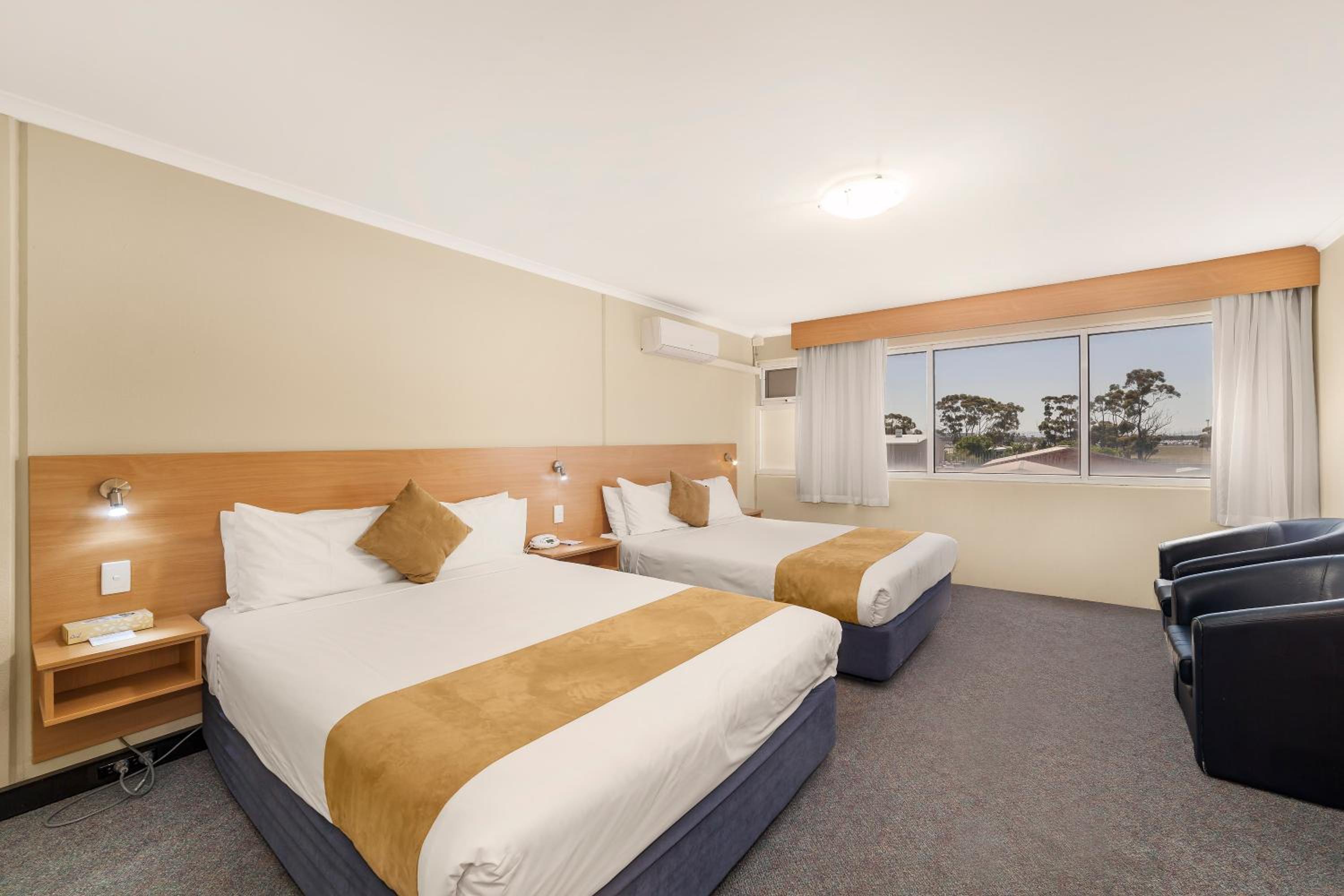 Queen Room with Two Queen Beds photo 1